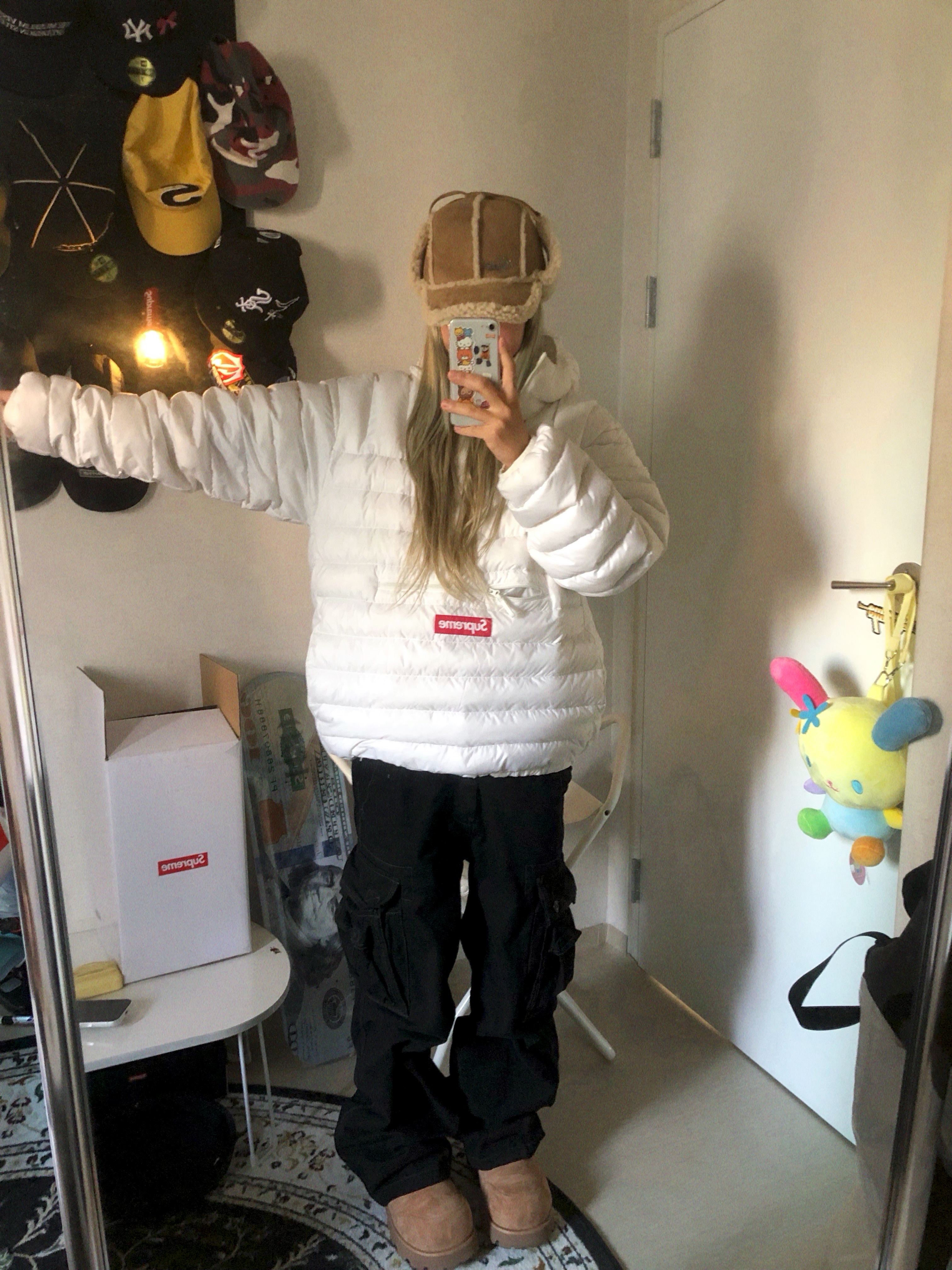 Supreme Micro Down Half Zip Hooded Pullover White - 23FW, Supreme Shearling Lined Earflap Cap Tan - 25FW 착용 스타일 - 1
