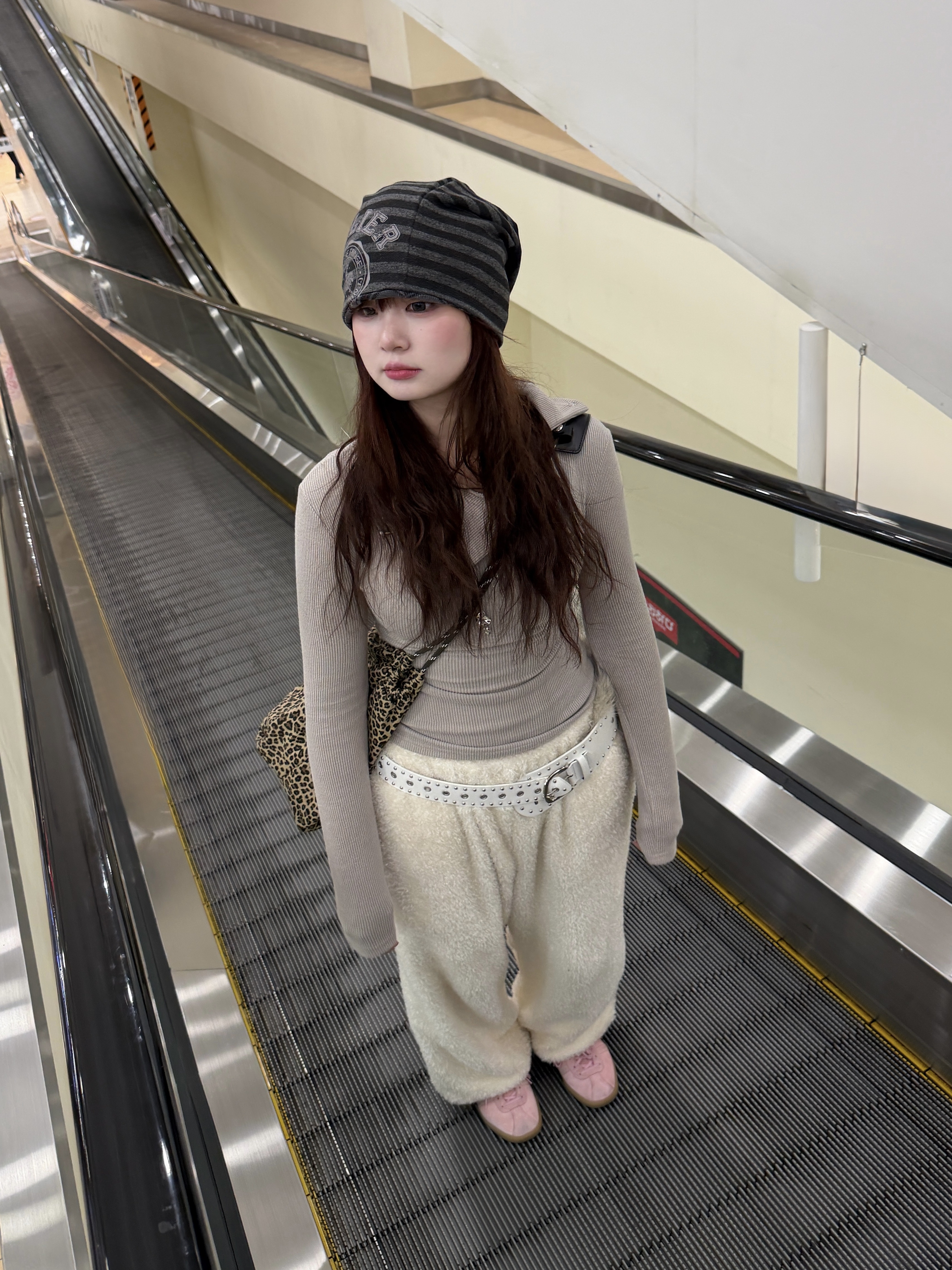SOMSOC Atelier Contrast Beanie Charcoal 착용 스타일 - 2