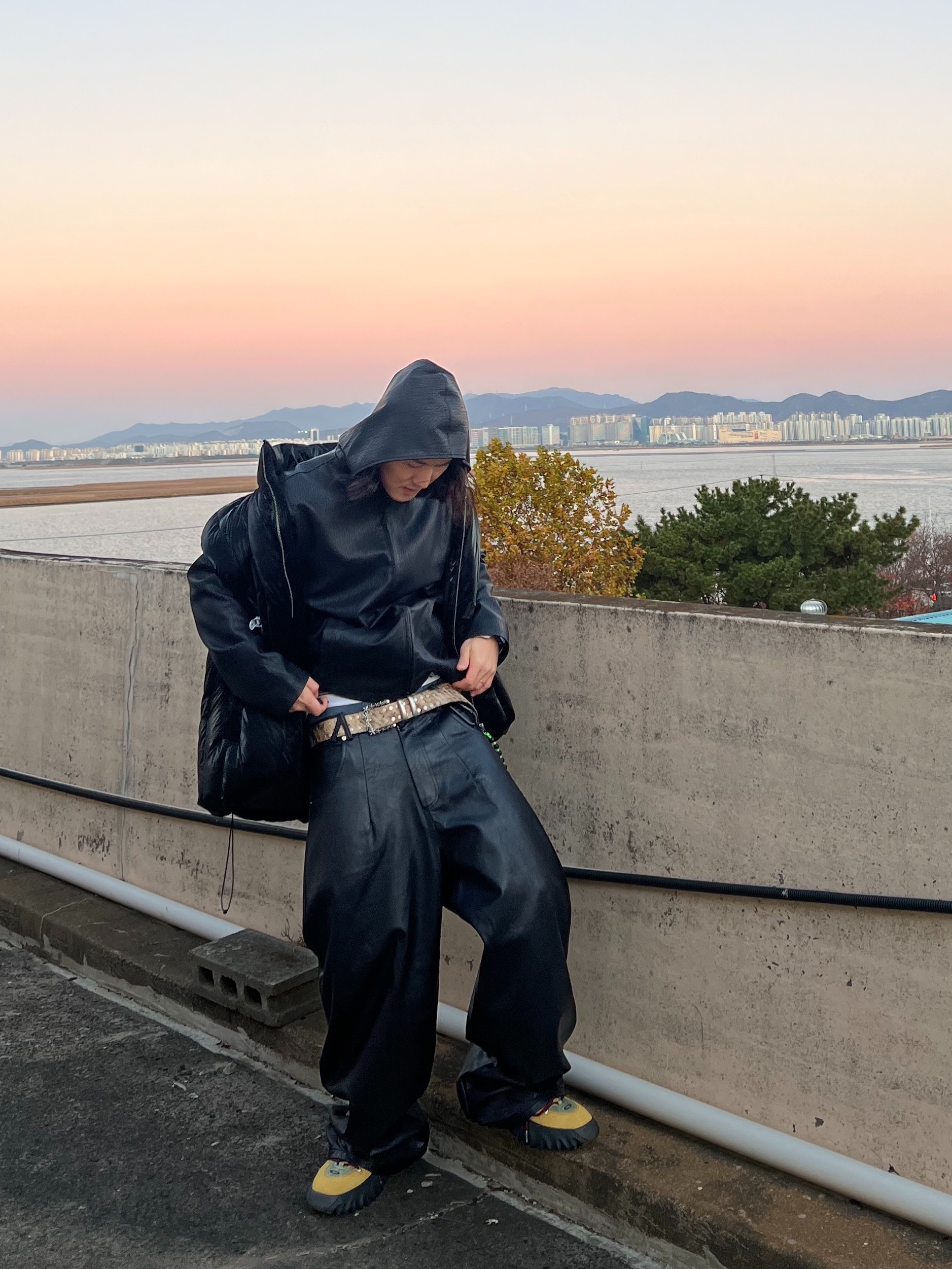 Peaceminusone x The Conveni Bulldog Clip White, Hono Report Hooded Zip-Up Black 착용 스타일 - 6