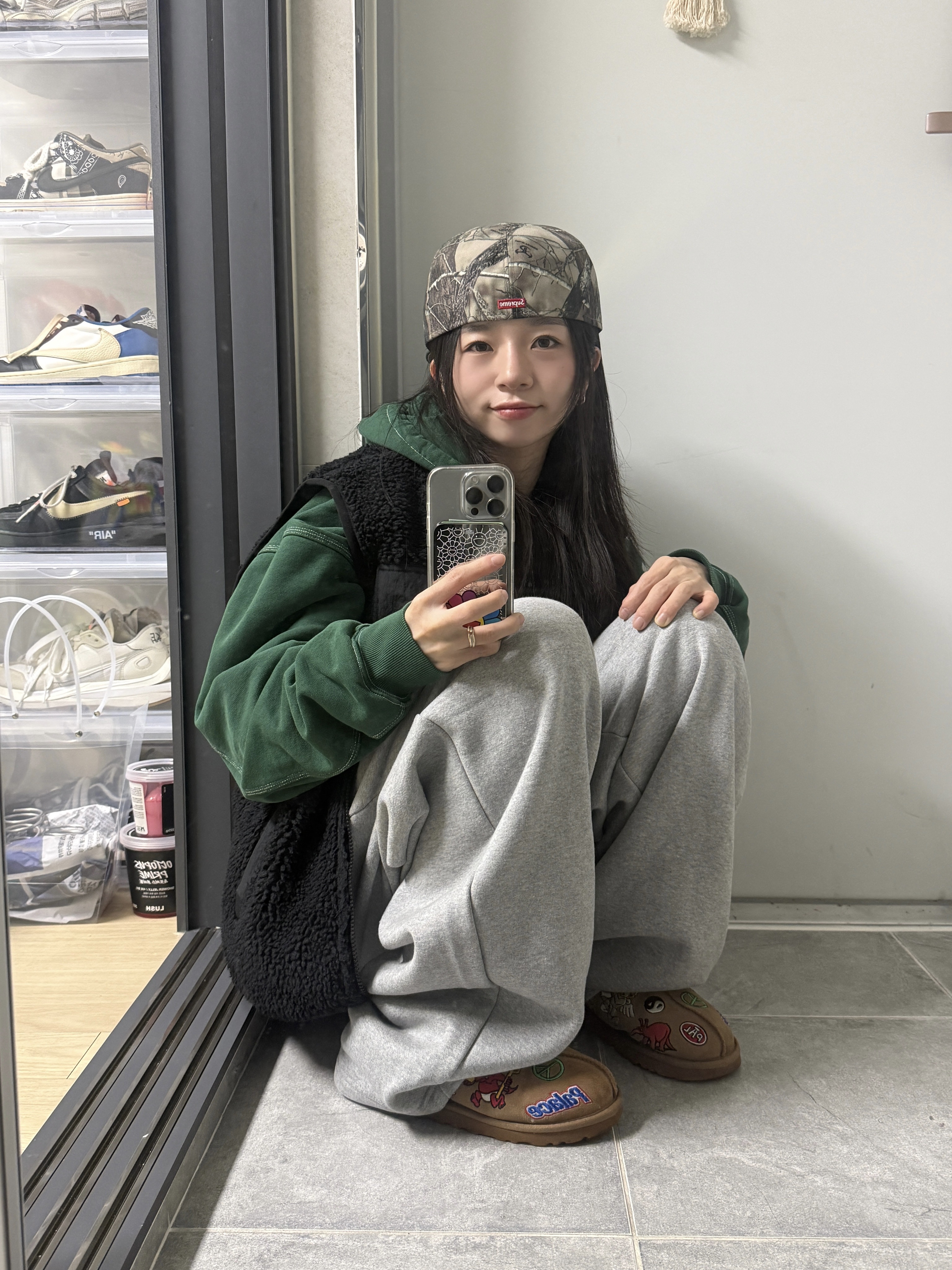 UGG x Palace Tasman Slipper Chestnut, AMOU Molly One Tuck Sweat Pants Gray 착용 스타일 - 1