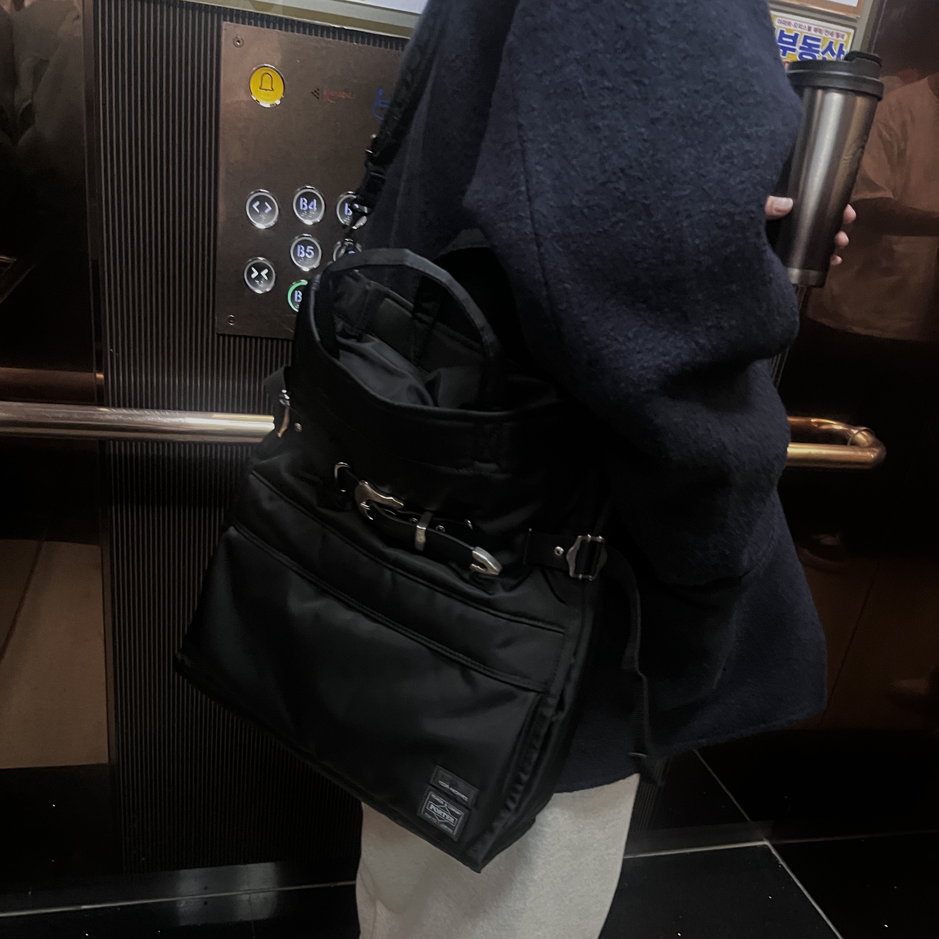 Porter x Toga Shoulder Tote Bag Black 착용 스타일