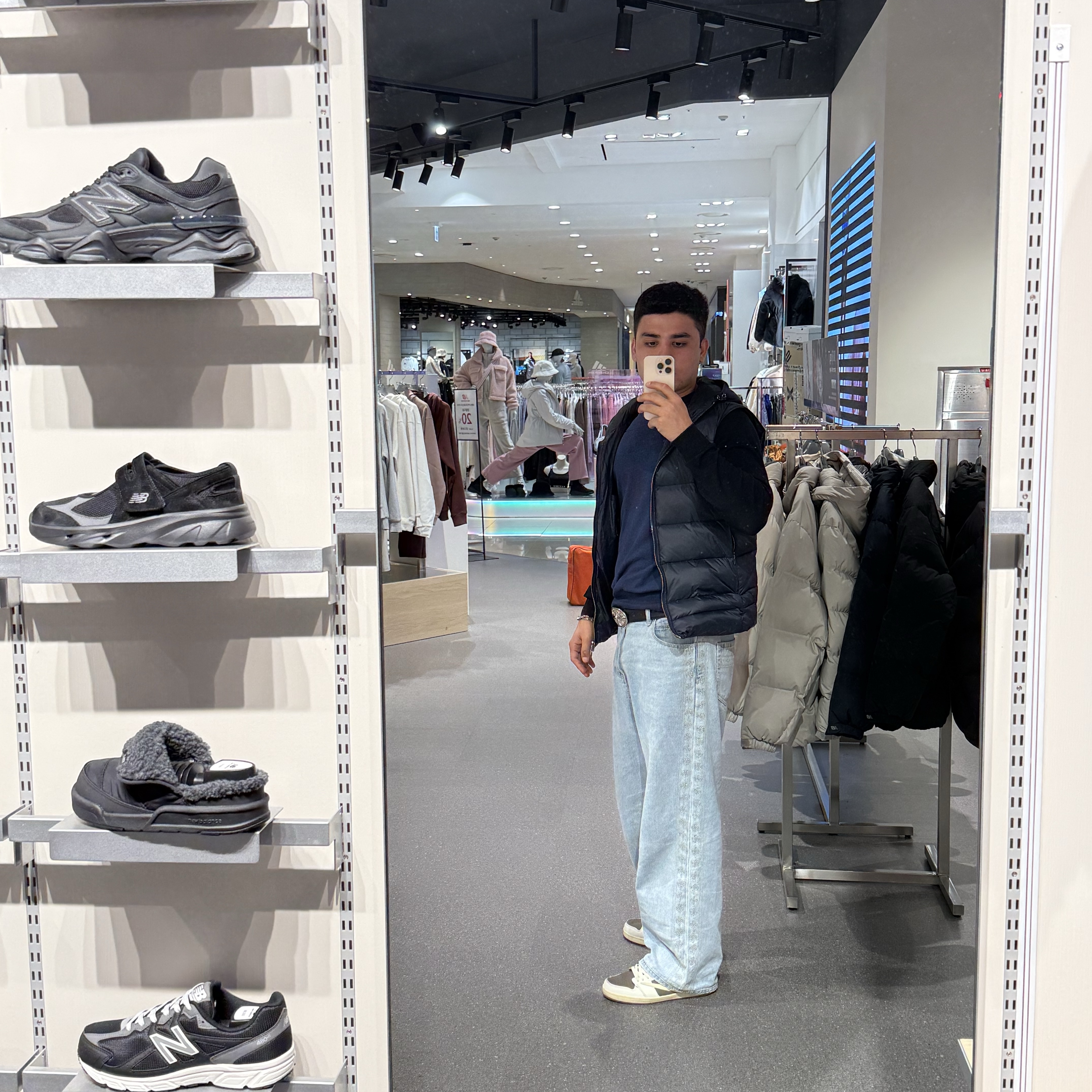 Jordan 1 x Travis Scott Retro Low OG SP Sail and Ridgerock 착용 스타일