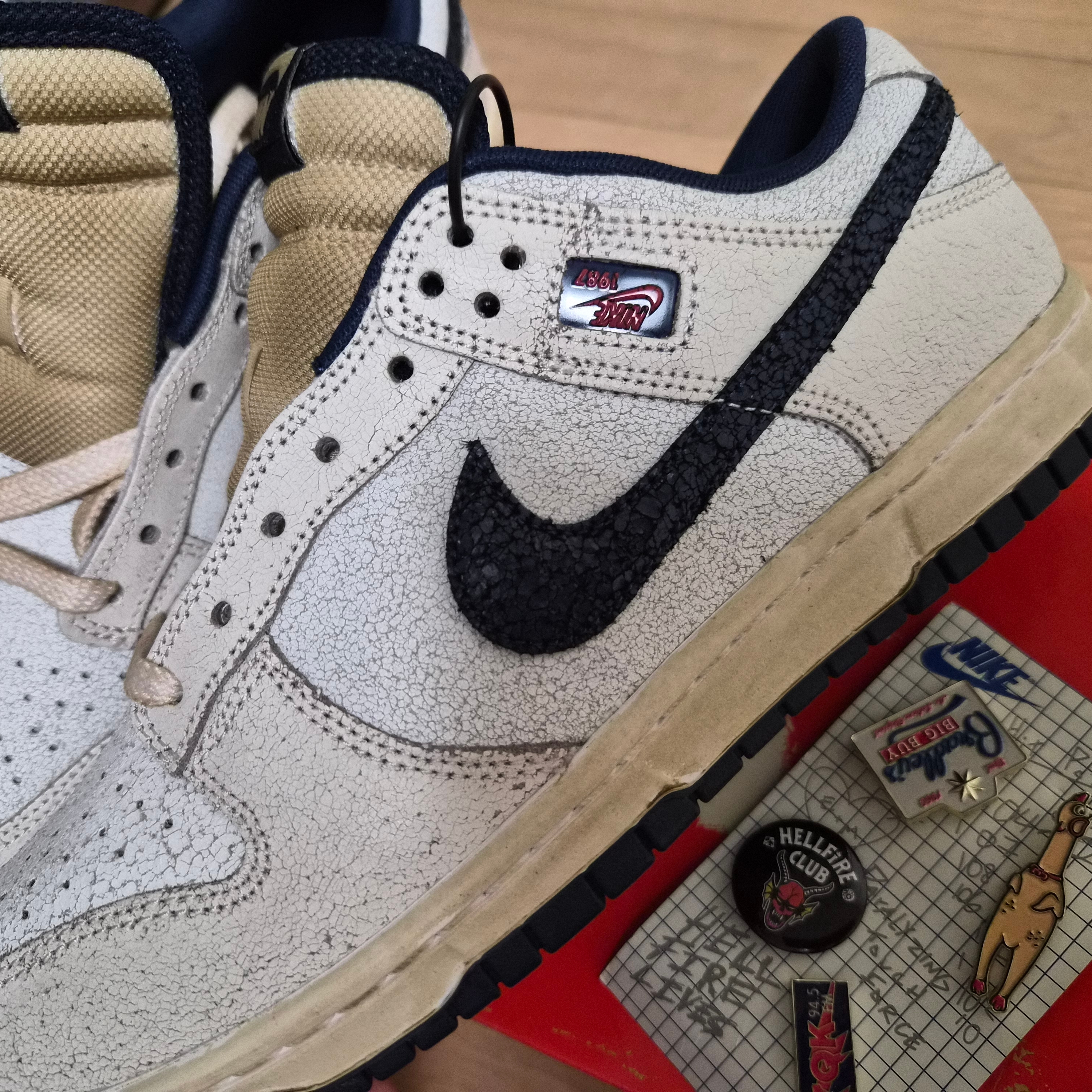 Nike x Stranger Things Dunk Low Phantom and Midnight Navy 착용 스타일 - 2
