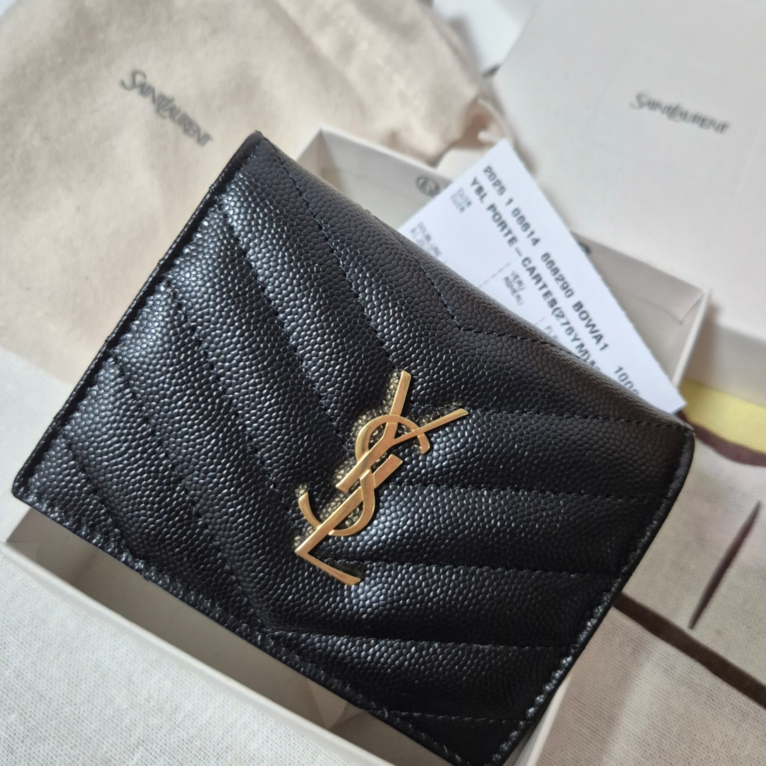 Saint Laurent Gold Monogram Card Case in Grain de Poudre Embossed Leather Black 착용 스타일