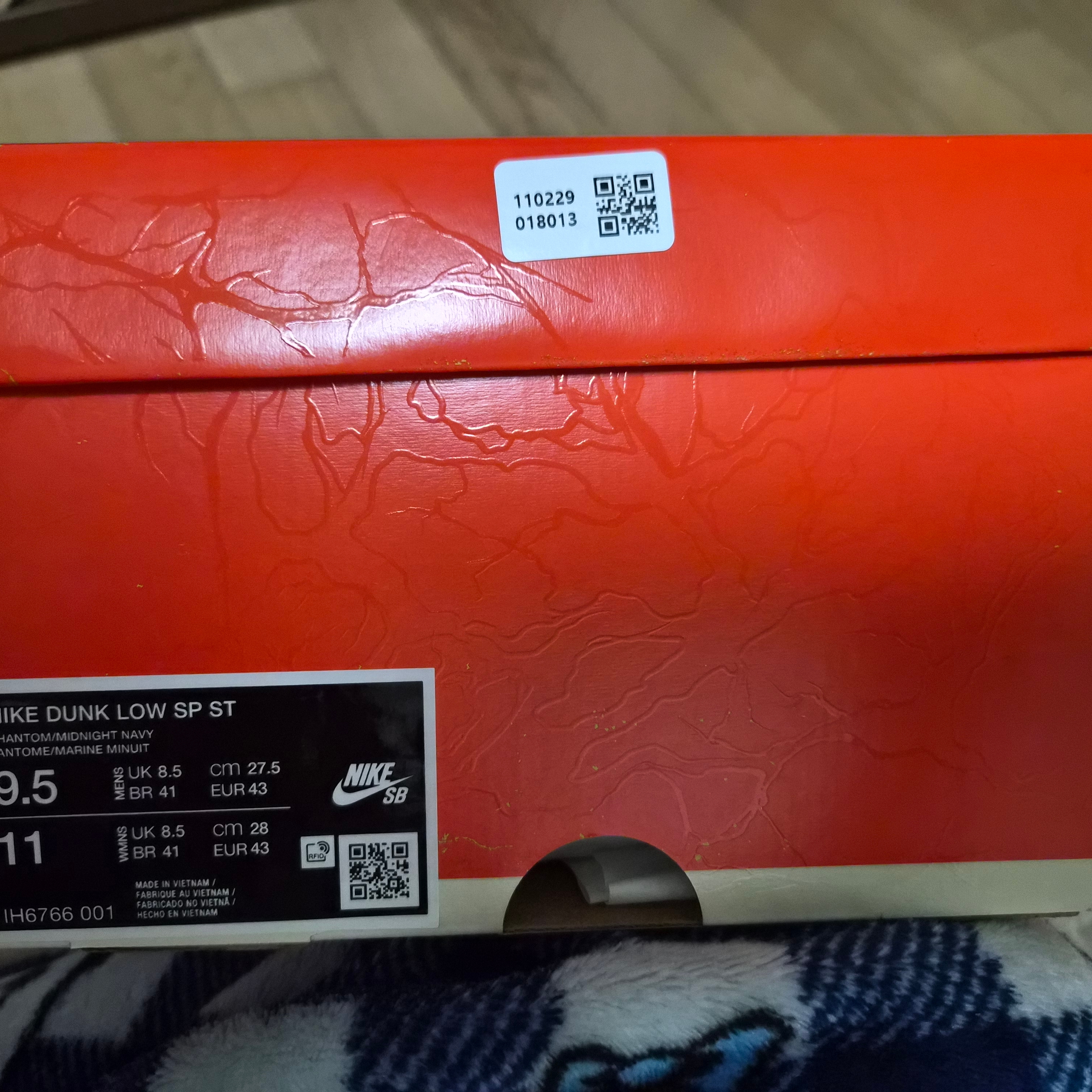 Nike x Stranger Things Dunk Low Phantom and Midnight Navy 착용 스타일 - 5