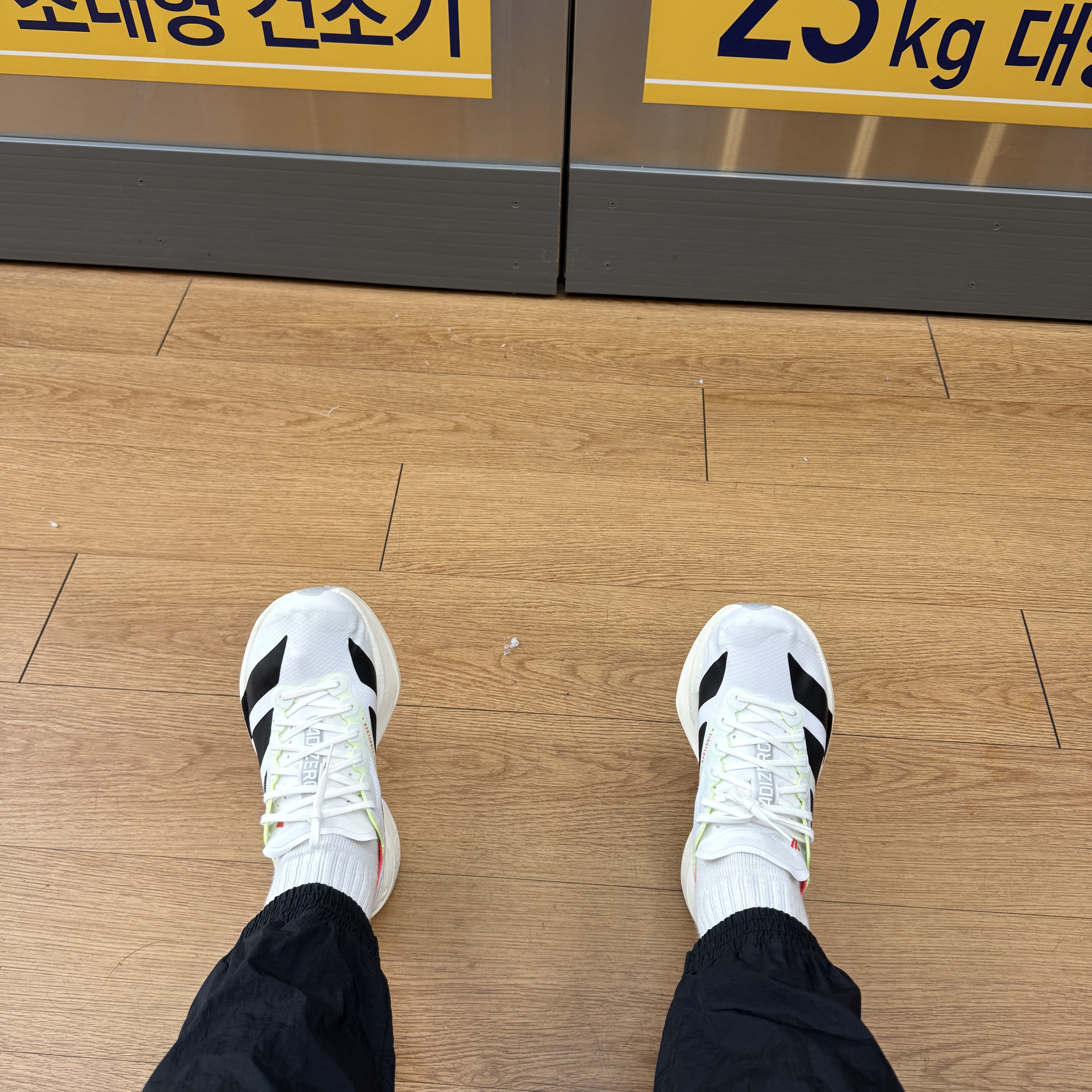 Adidas Adizero Adios Pro 4 Cloud White Core Black 착용 스타일