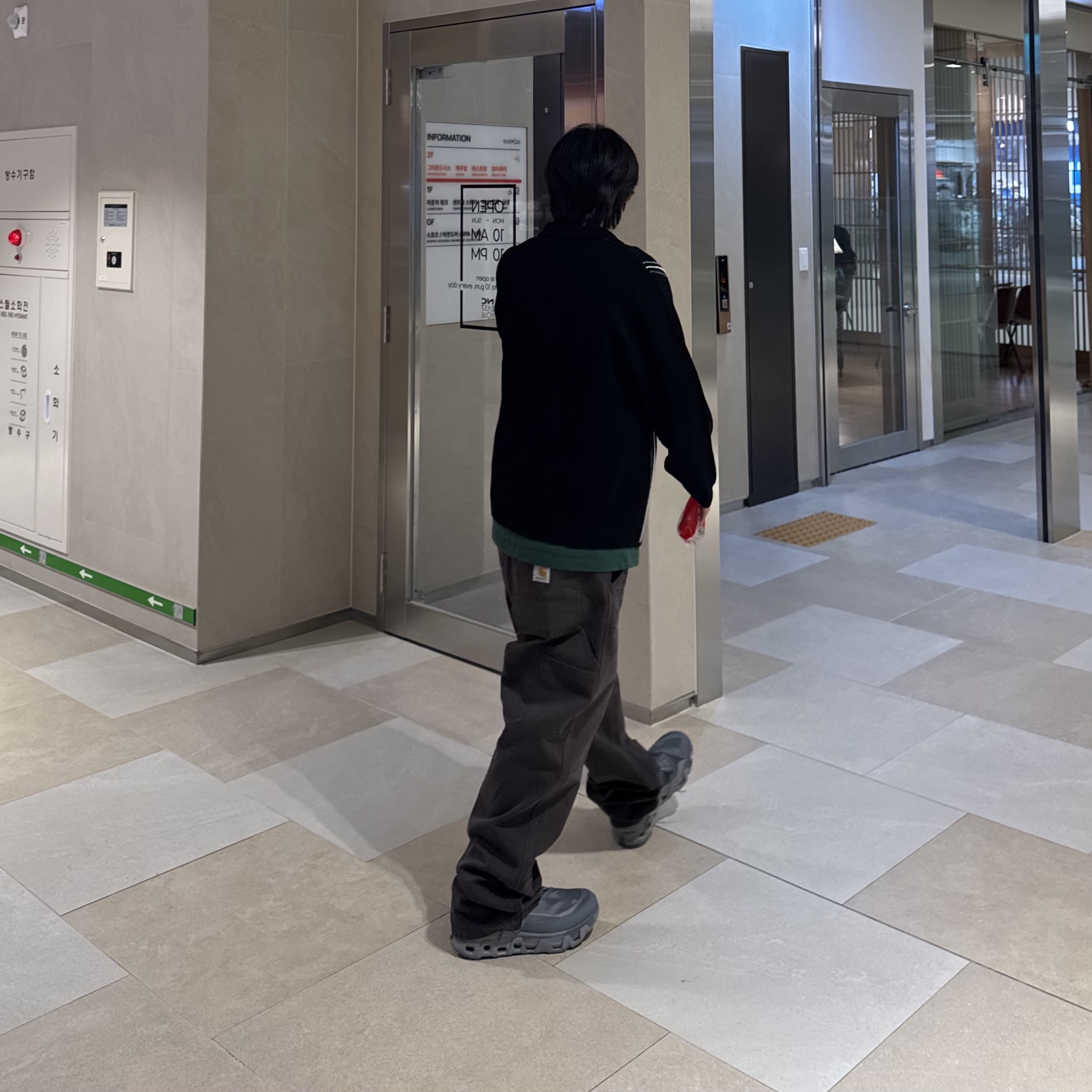 On Running x Post Archive Faction (Paf) Cloudmonster Hyper Phantom Apollo, Supreme Help S/S Top Dark Green - 25FW 착용 스타일 - 3