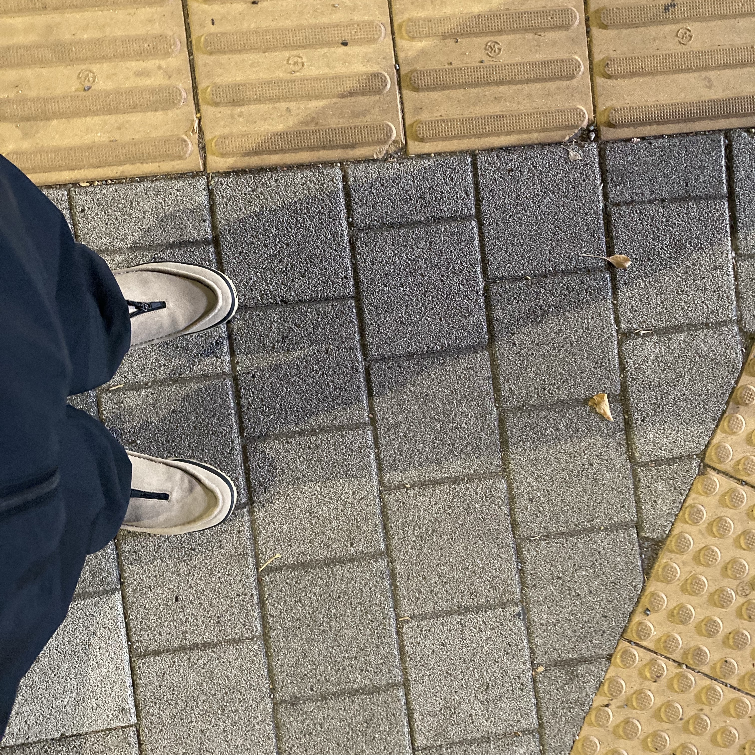Nike ACG Izy Khaki and Black 착용 스타일