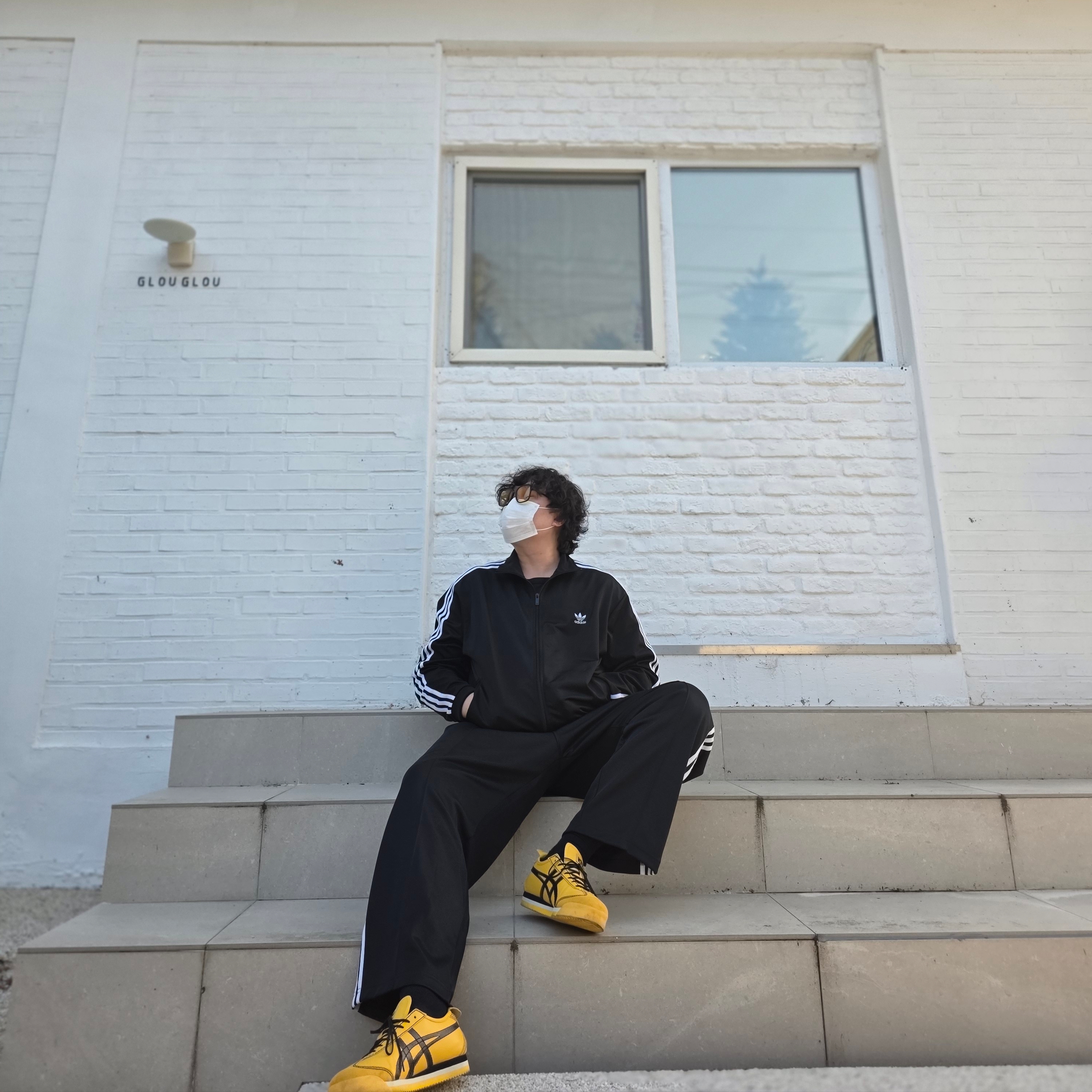 Onitsuka Tiger Mexico 66 SD PF Yellow Black, Adidas Adicolor Classics Firebird Track Top Black - US Sizing 착용 스타일 - 1