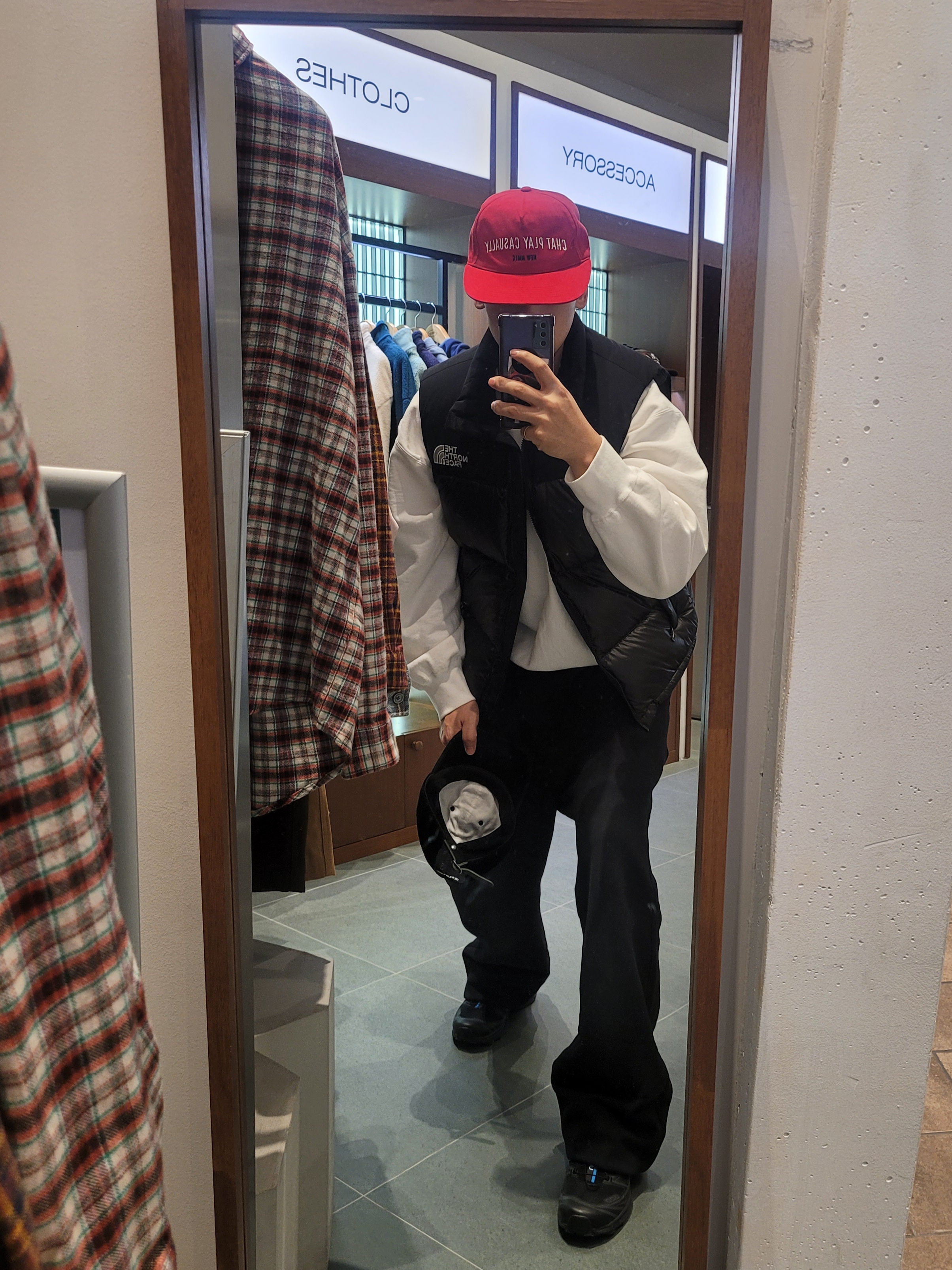 Supreme Washed Box Logo Crewneck White - 25SS, The North Face Nuptse On Ball Vest Black 착용 스타일