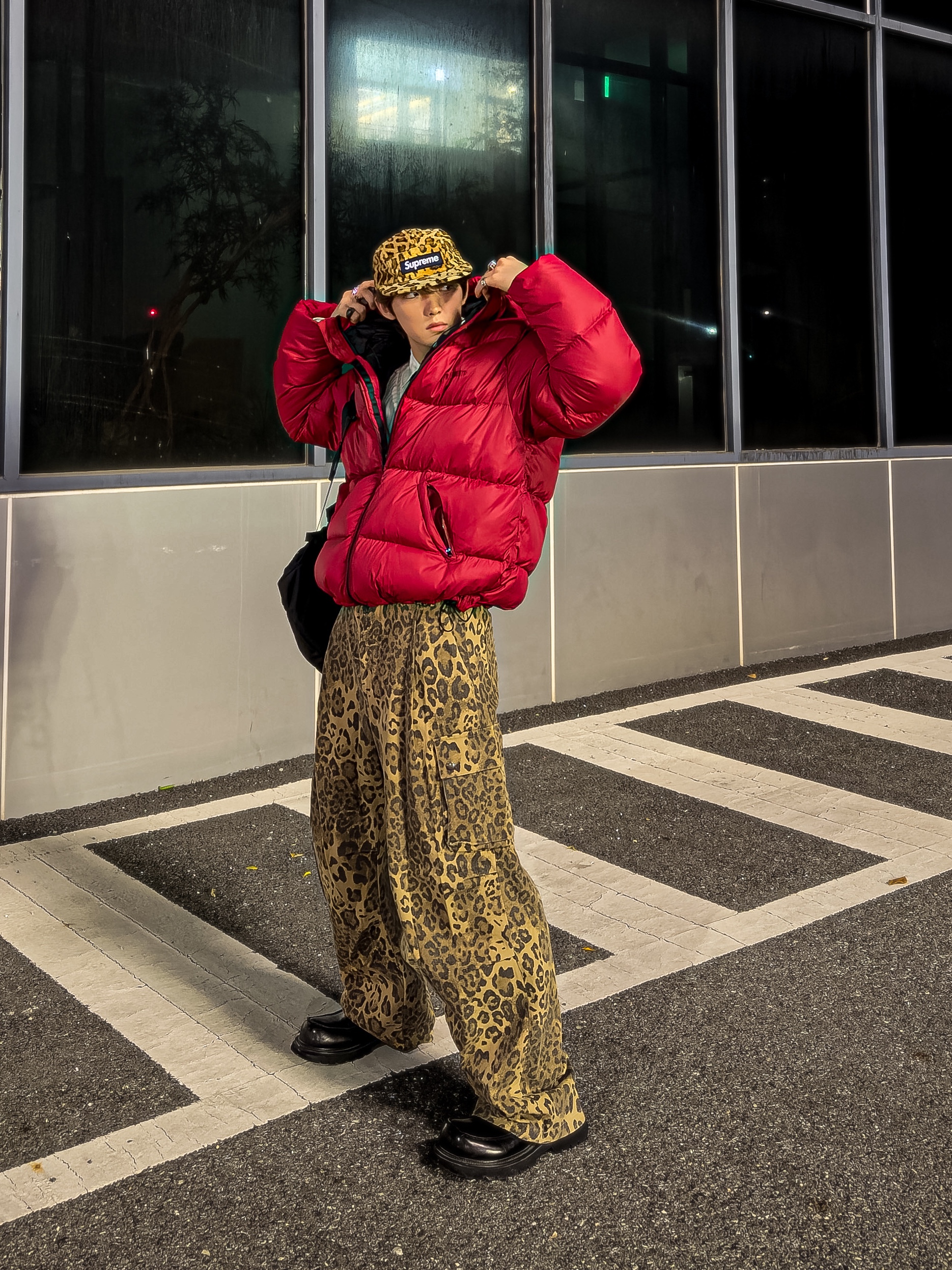 QT8 GARMENTS Duck Down Heavyweight Hoodie Jacket Red 착용 스타일 - 2