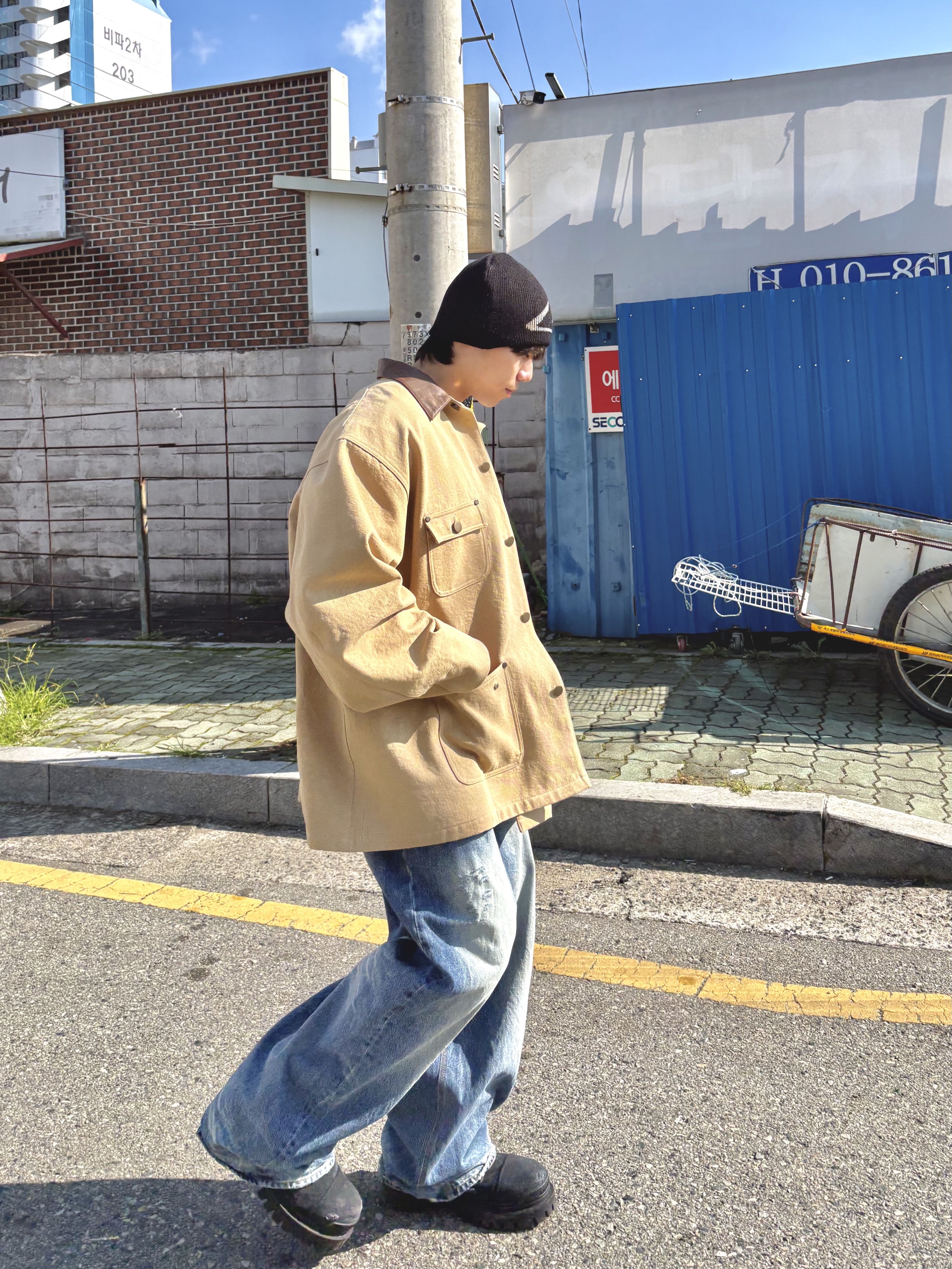 STU Leather Collar Work Jacket Beige with Flag Snap Brooch, Balenciaga Combat Strike 20mm Boots Black 착용 스타일 - 5