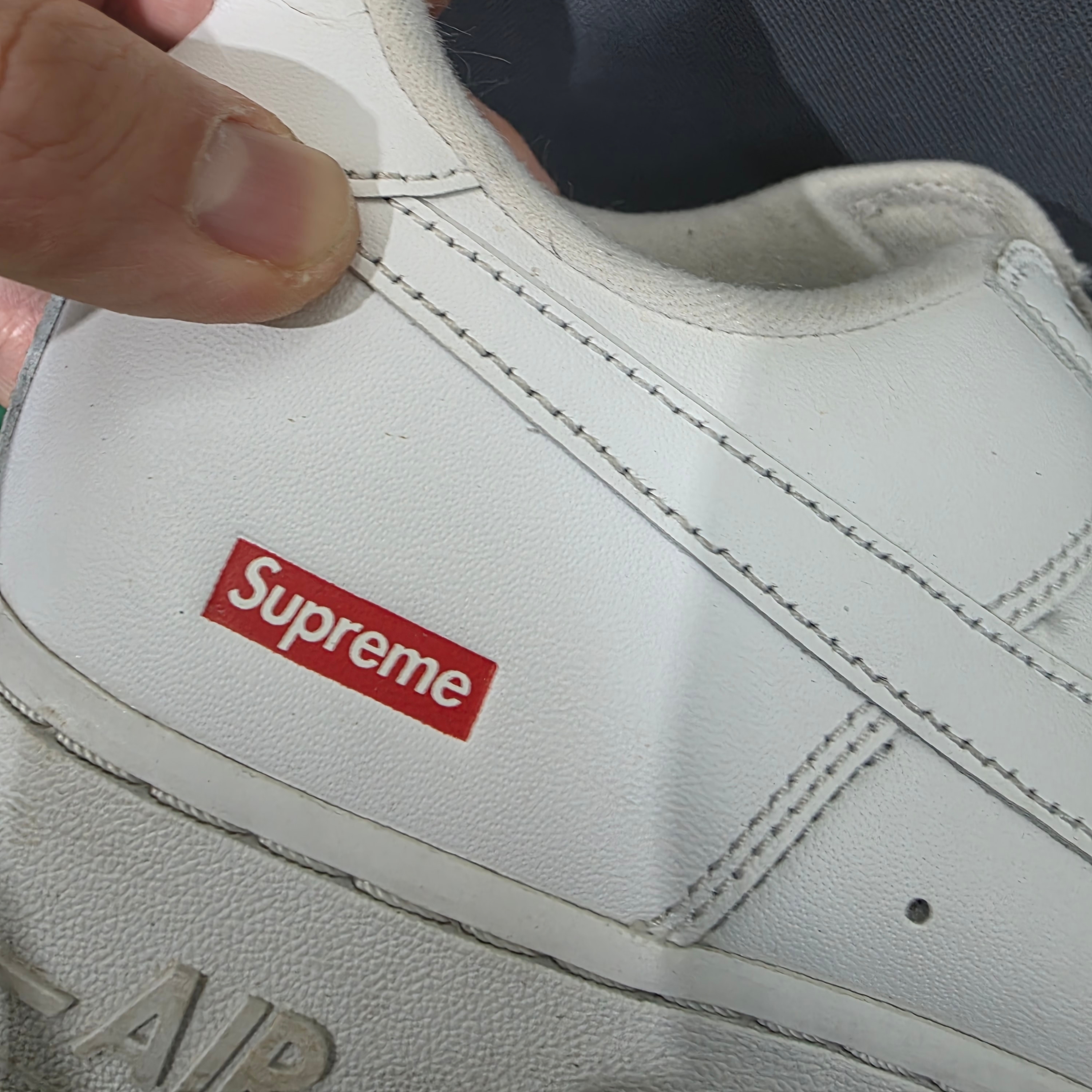 Nike x Supreme Air Force 1 Low White 착용 스타일