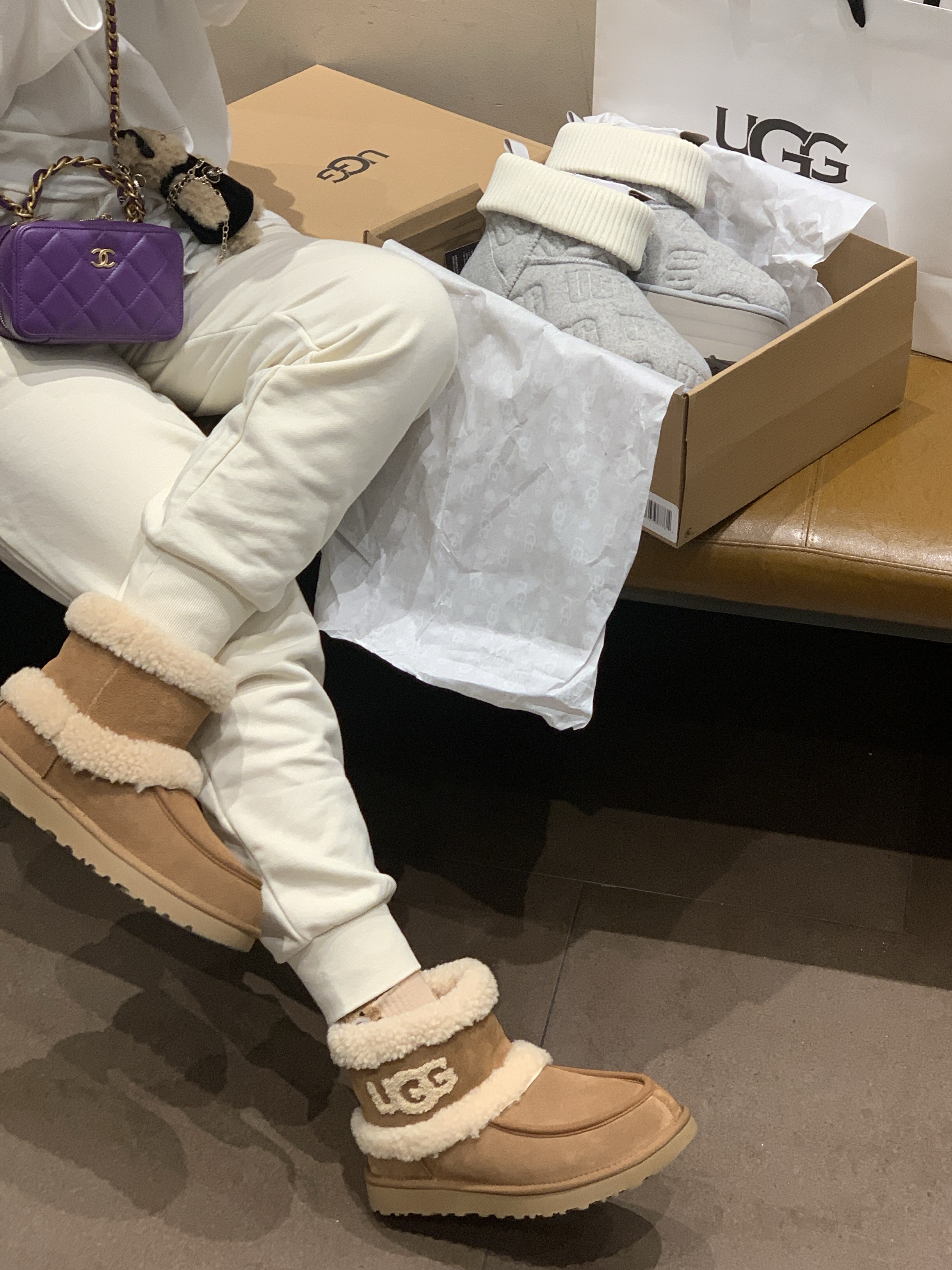 (W) UGG Ultra Mini UGG Fluff Chestnut 착용 스타일 - 5