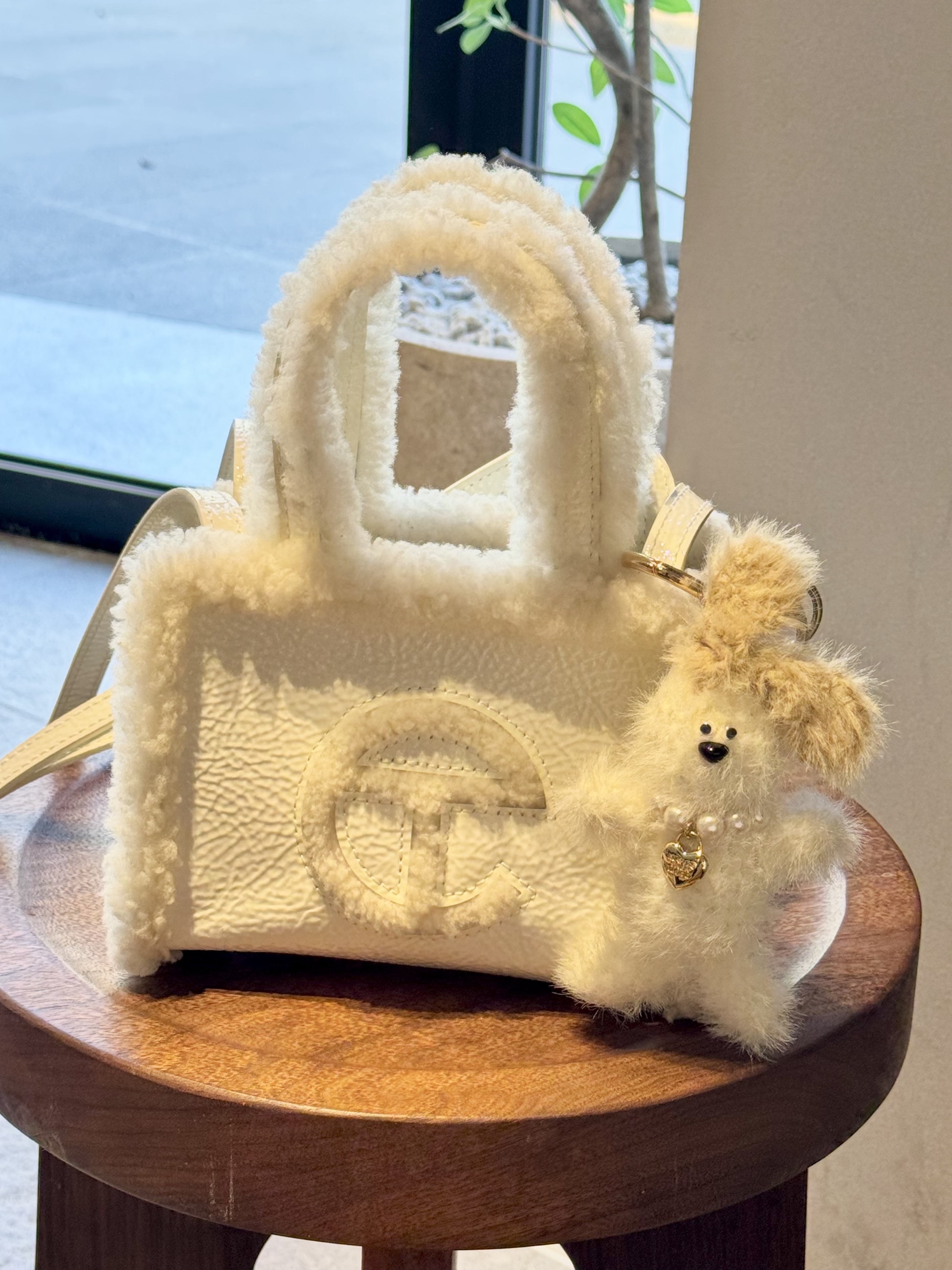 Margesherwood Wood Baby Keyring White, (W) UGG Tazz Braid Natural 착용 스타일 - 4