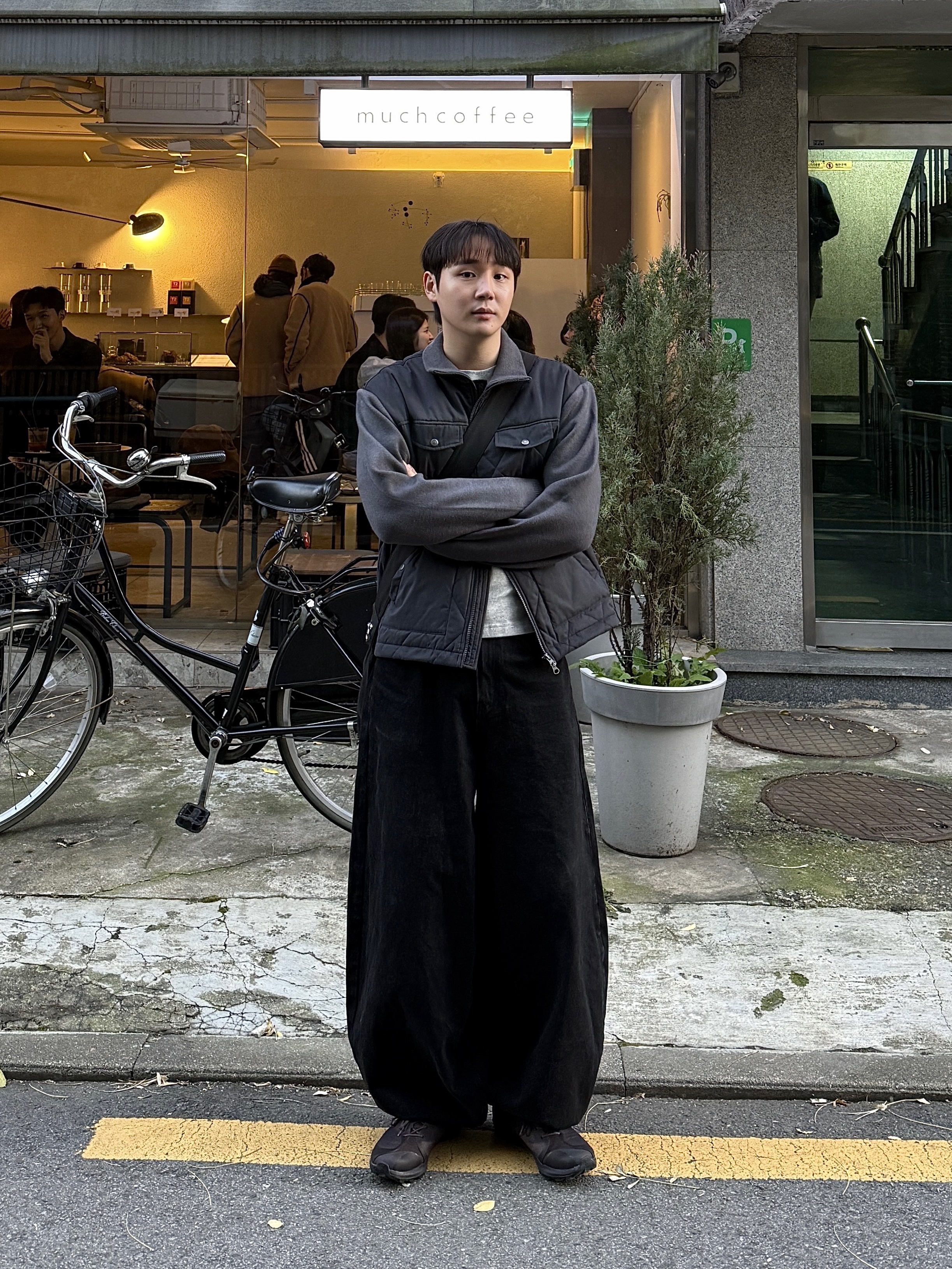 (W) On Running x Post Archive Faction (Paf) Cloudventure Peak Cacao Espresso, Human Made Military Card Case Black 착용 스타일 - 4