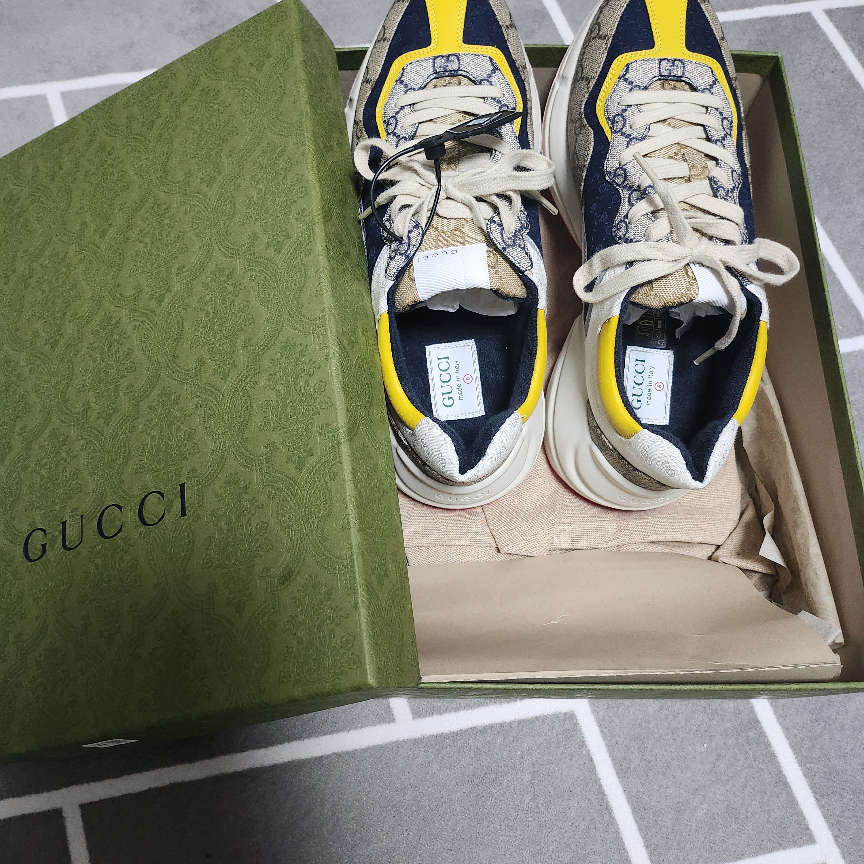 Gucci GG Rhyton Beige Sneakers Ebony Blue 착용 스타일