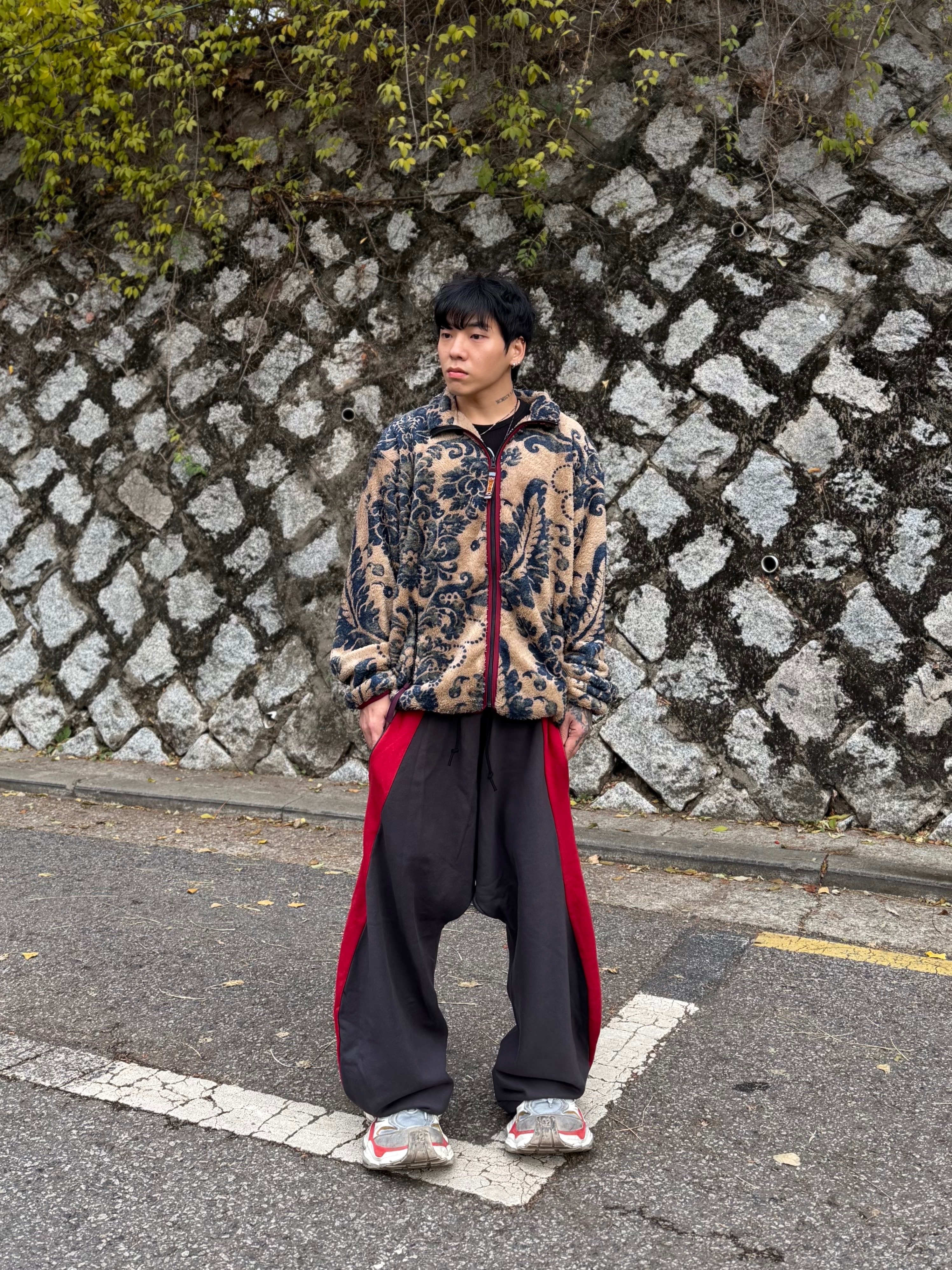 Kapital Damask Pattern Maria Fleece Zip Blouson Beige, Balenciaga Cargo Sneakers Beige Grey Red 착용 스타일 - 5
