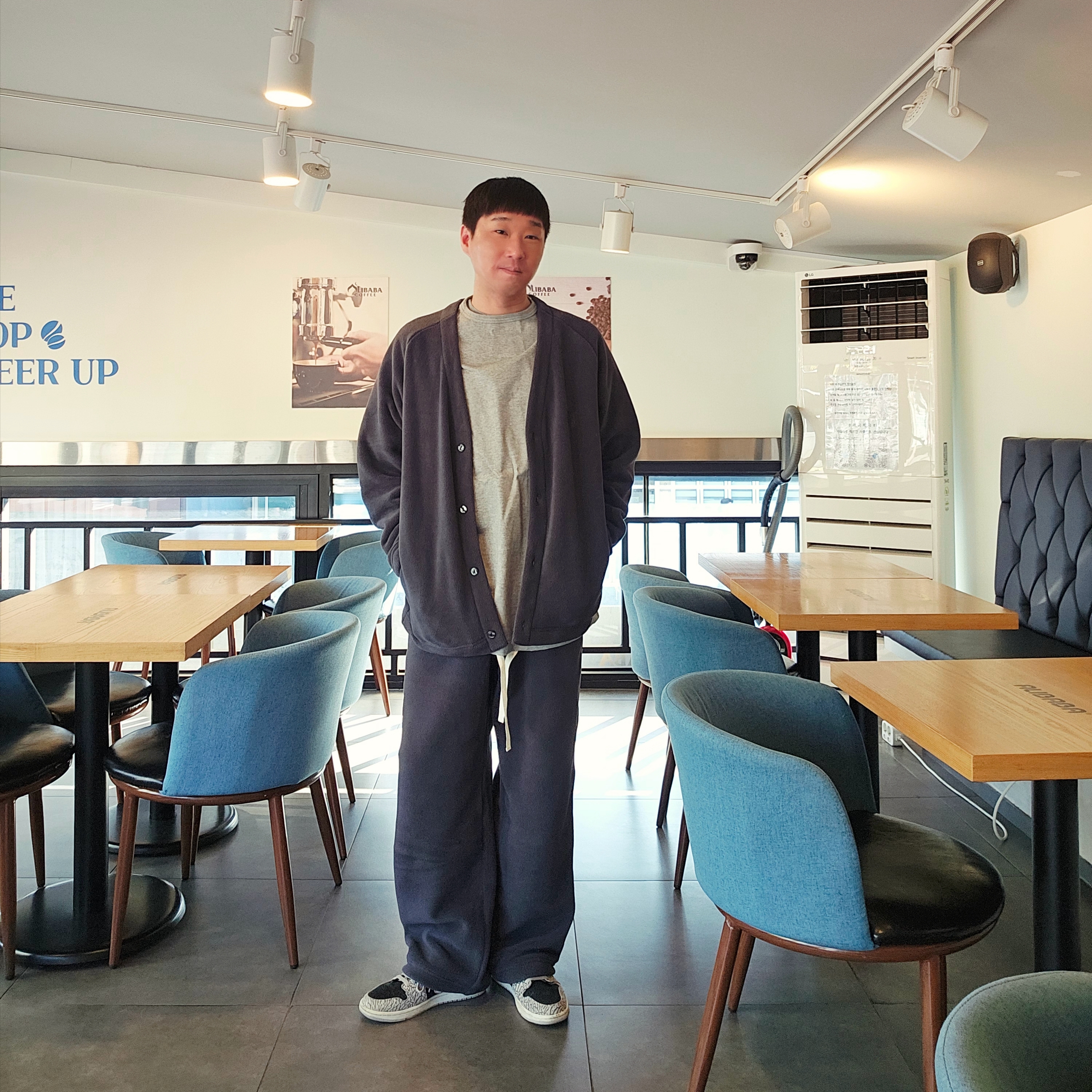 Uniqlo x Needles Fleece Oversized Cardigan Dark Gray - KR, Uniqlo x Needles Fleece Wide Pants Dark Gray - KR 착용 스타일 - 1