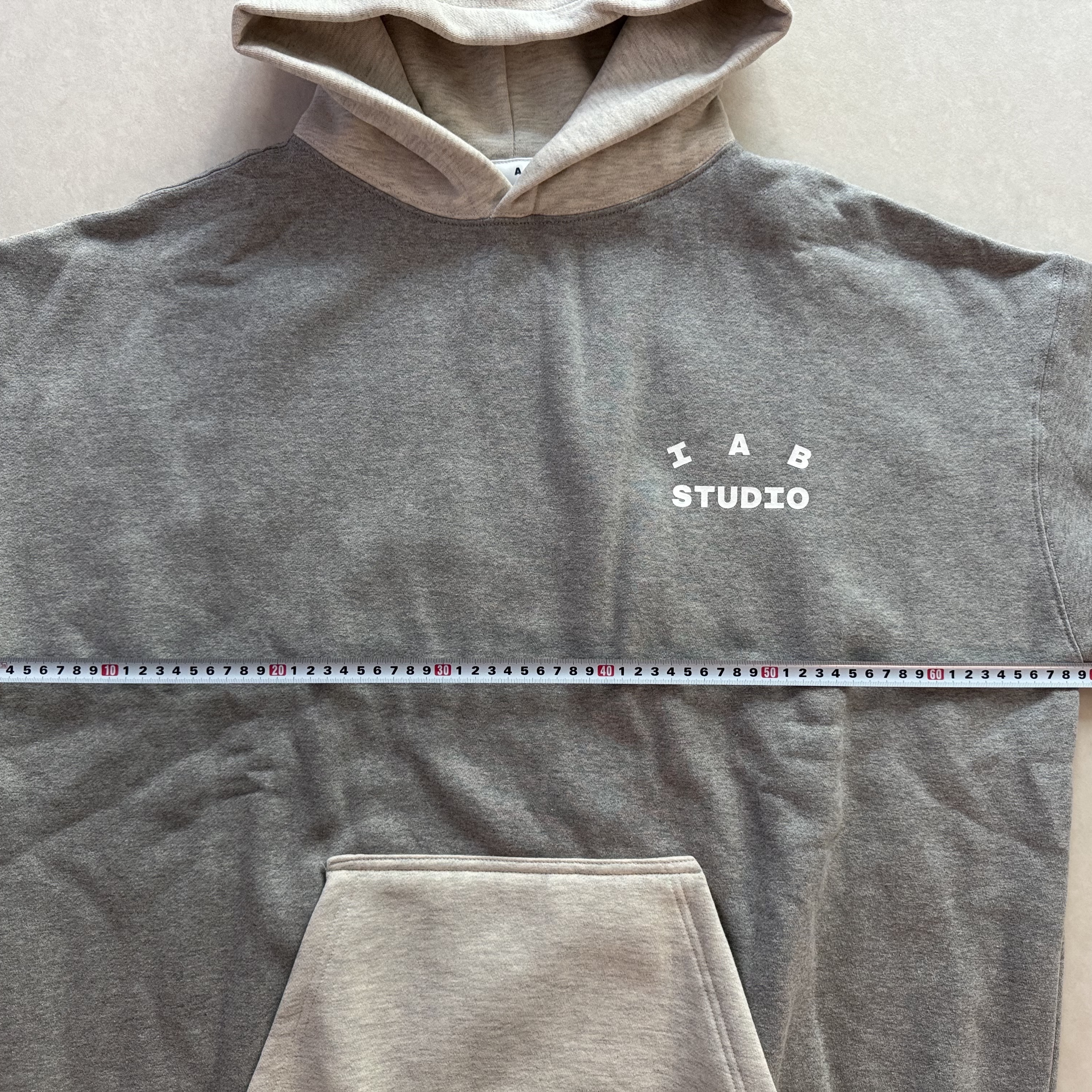 IAB Studio Hoodie Dual Gray 착용 스타일 - 4