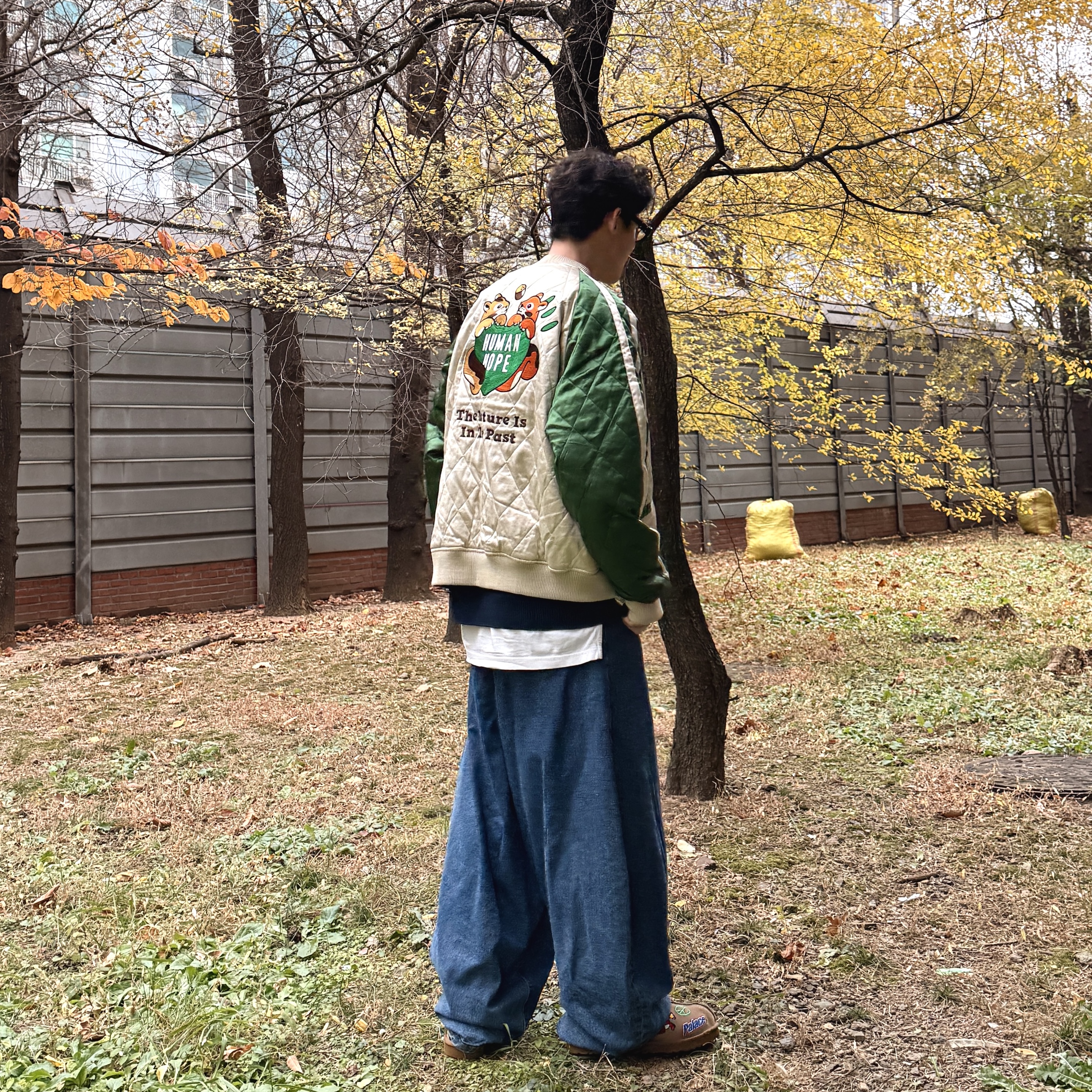 Human Made Human Hope Souvenir Jacket Green, UGG x Palace Tasman Slipper Chestnut 착용 스타일 - 2