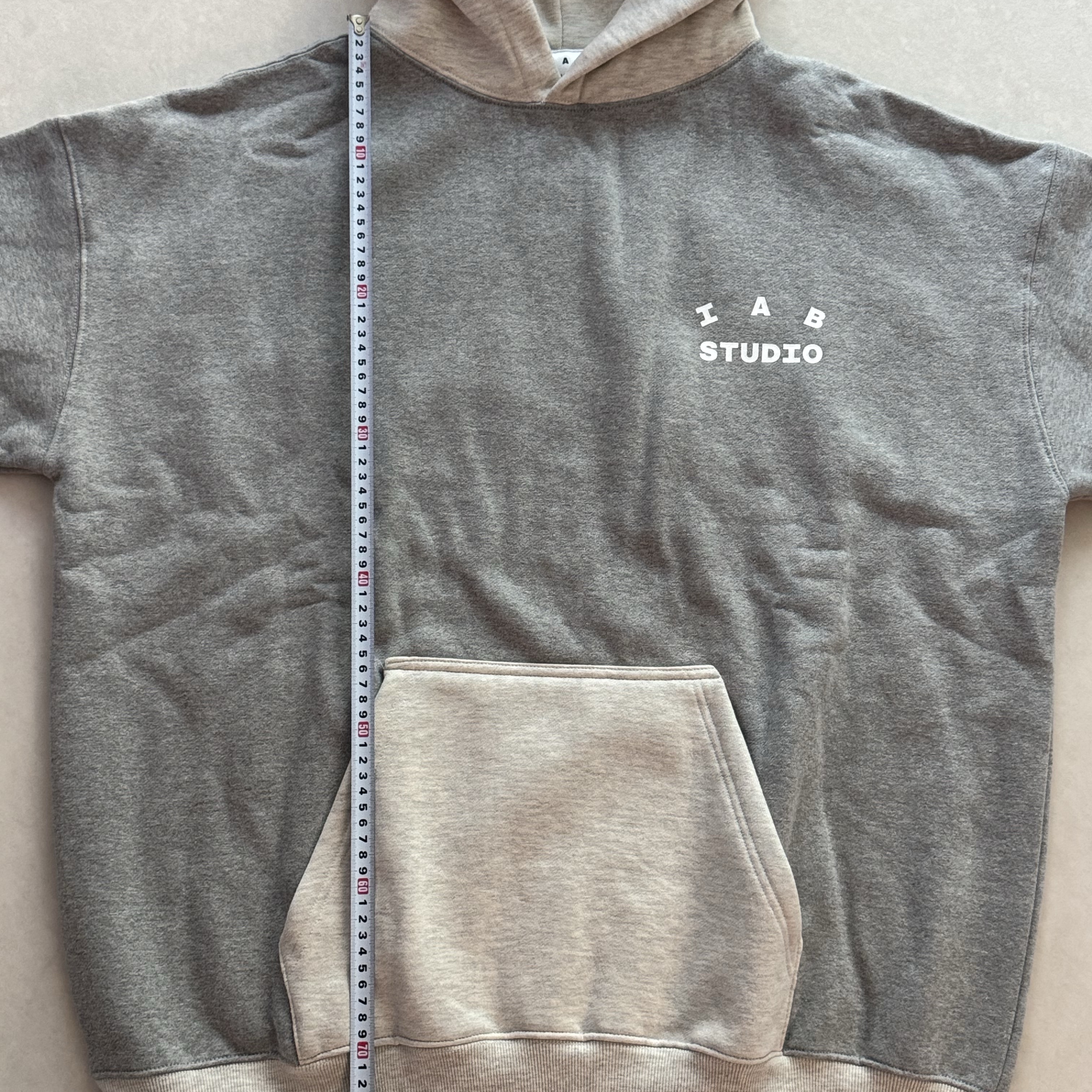 IAB Studio Hoodie Dual Gray 착용 스타일 - 2