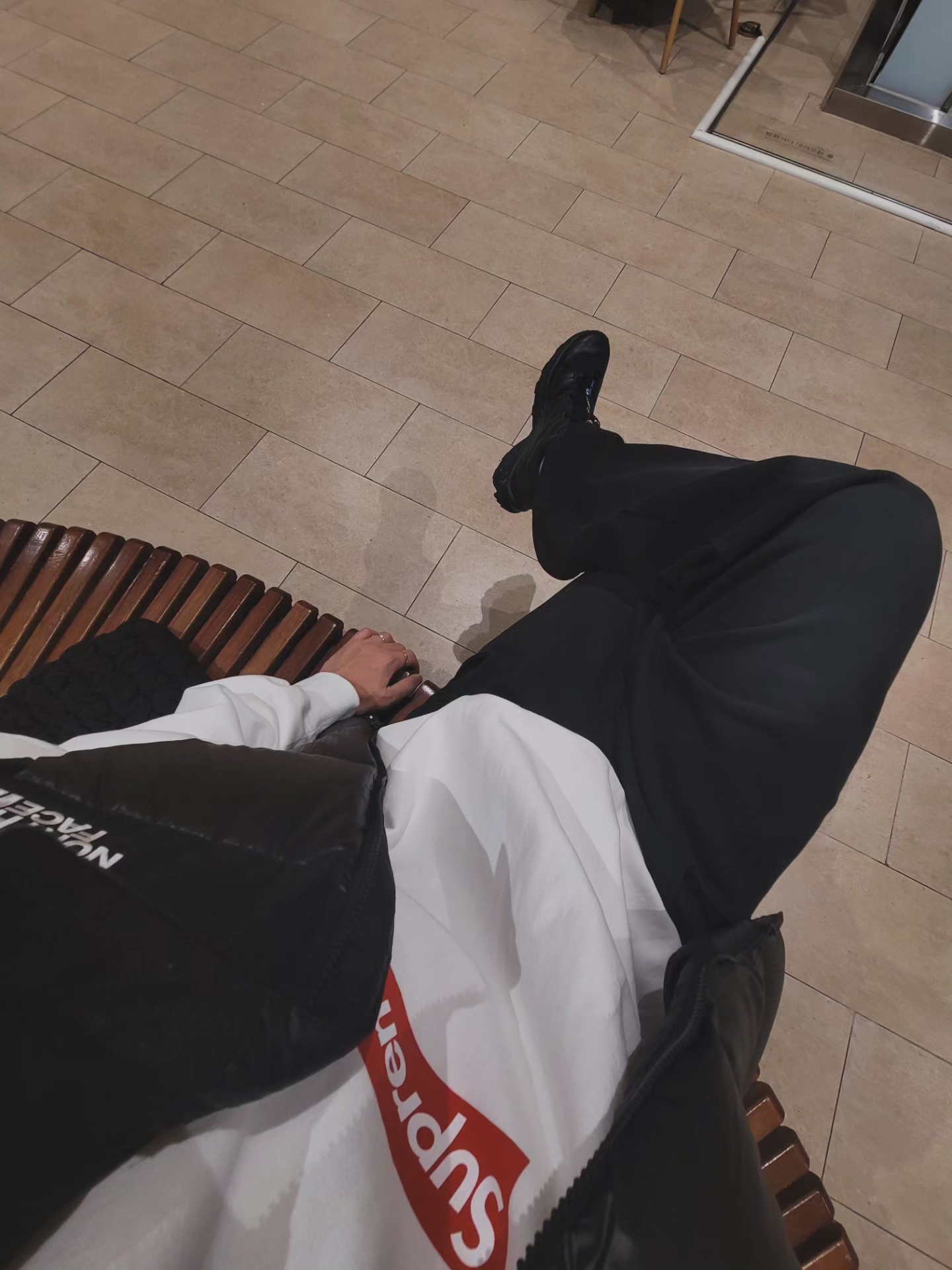 Supreme Washed Box Logo Crewneck White - 25SS, Supreme Corduroy S Logo 6-Panel Black - 23FW 착용 스타일 - 2