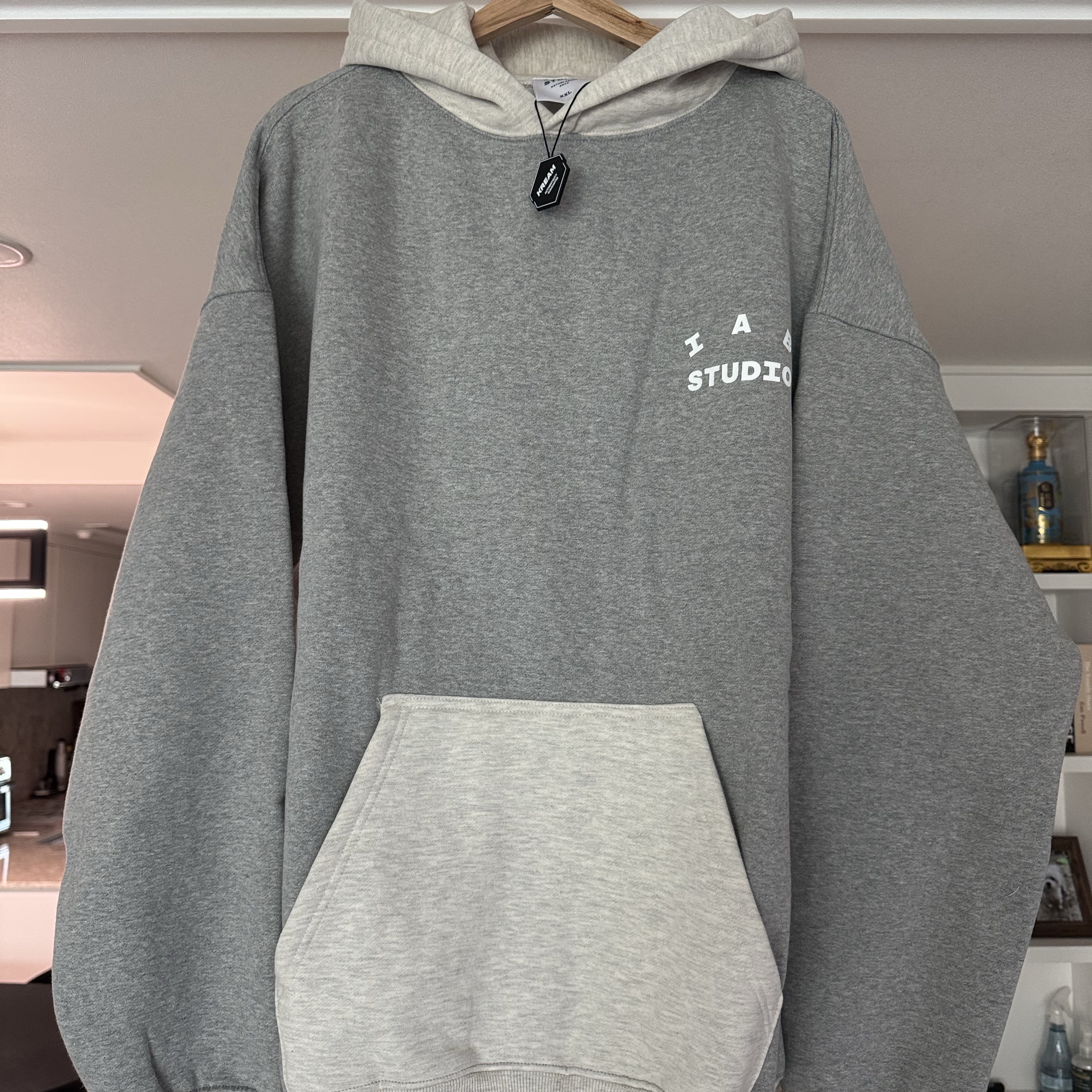 IAB Studio Hoodie Dual Gray 착용 스타일 - 1