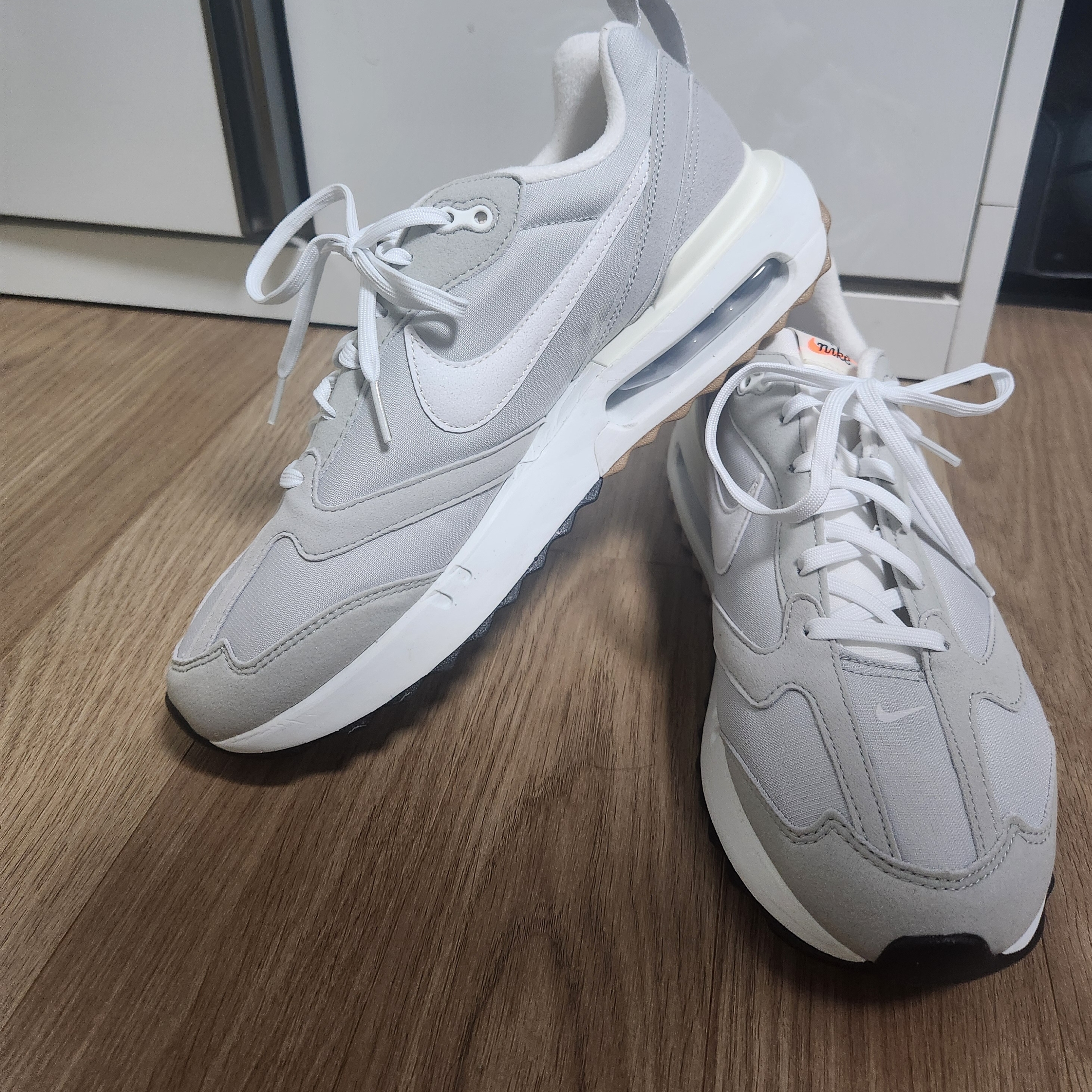 Nike Air Max Dawn Grey Fog 착용 스타일 - 2