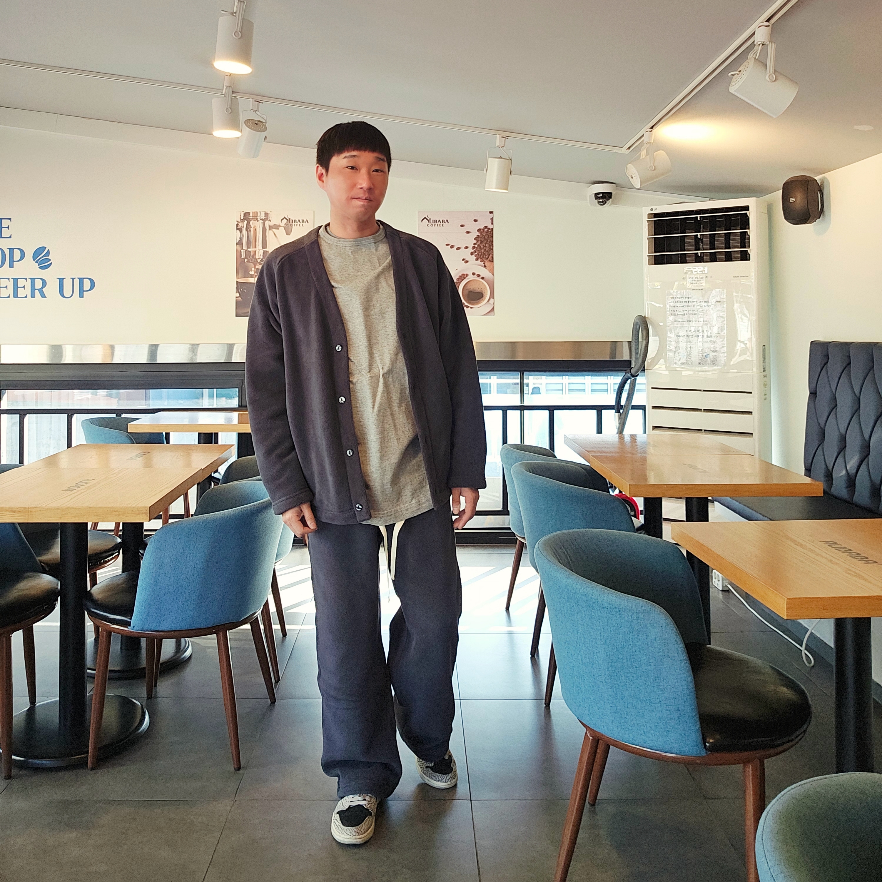 Uniqlo x Needles Fleece Oversized Cardigan Dark Gray - KR, Uniqlo x Needles Fleece Wide Pants Dark Gray - KR 착용 스타일 - 2