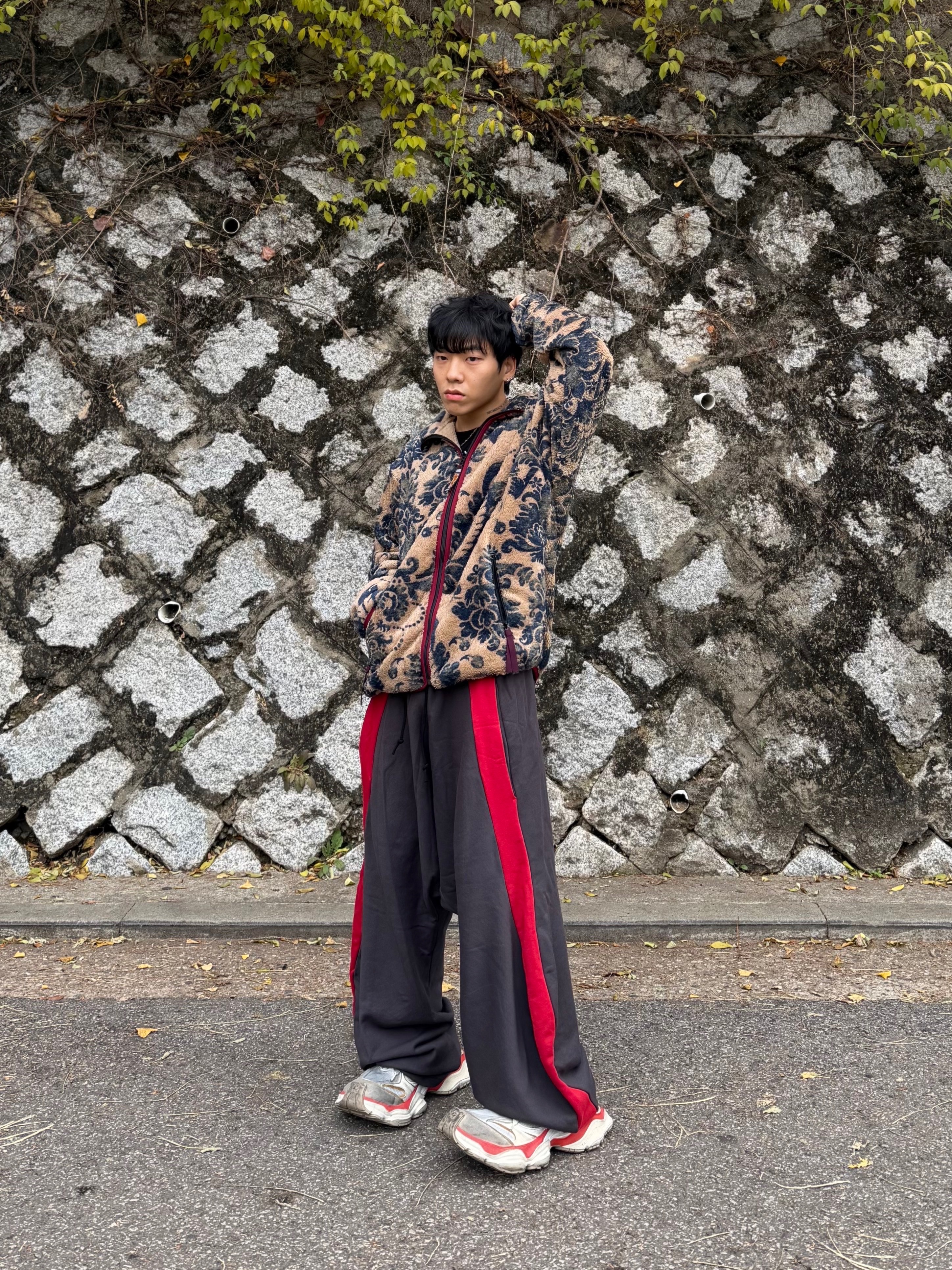 Kapital Damask Pattern Maria Fleece Zip Blouson Beige, Balenciaga Cargo Sneakers Beige Grey Red 착용 스타일 - 3