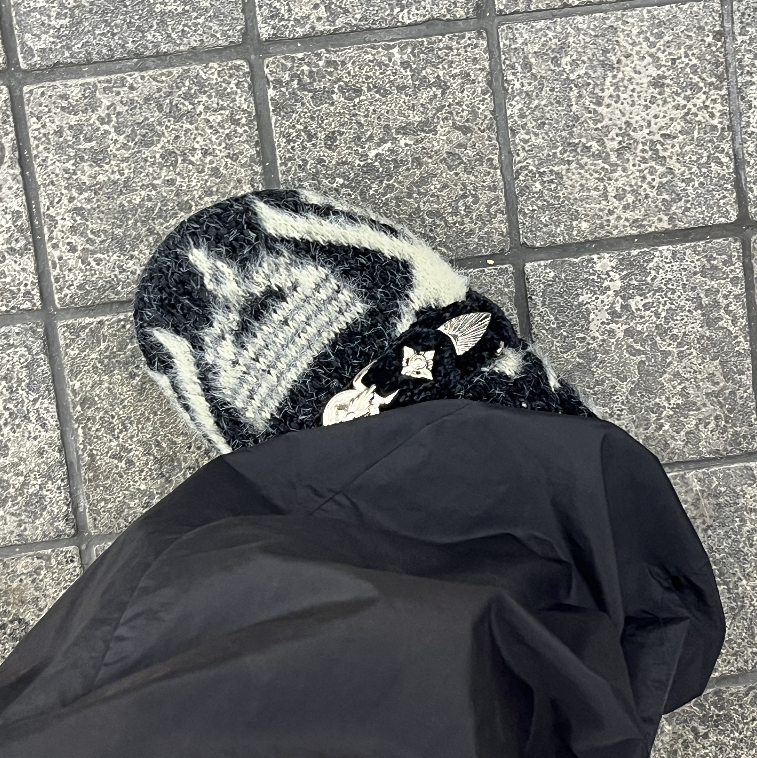Subu x Toga Knit Slip-On Black 착용 스타일 - 1