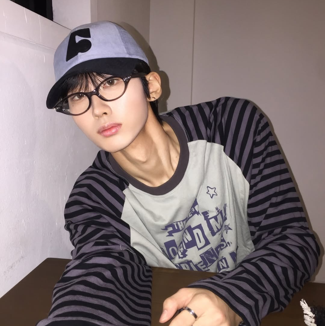 Mea Lettering Striped Raglan Top Mint 착용 스타일 - 2