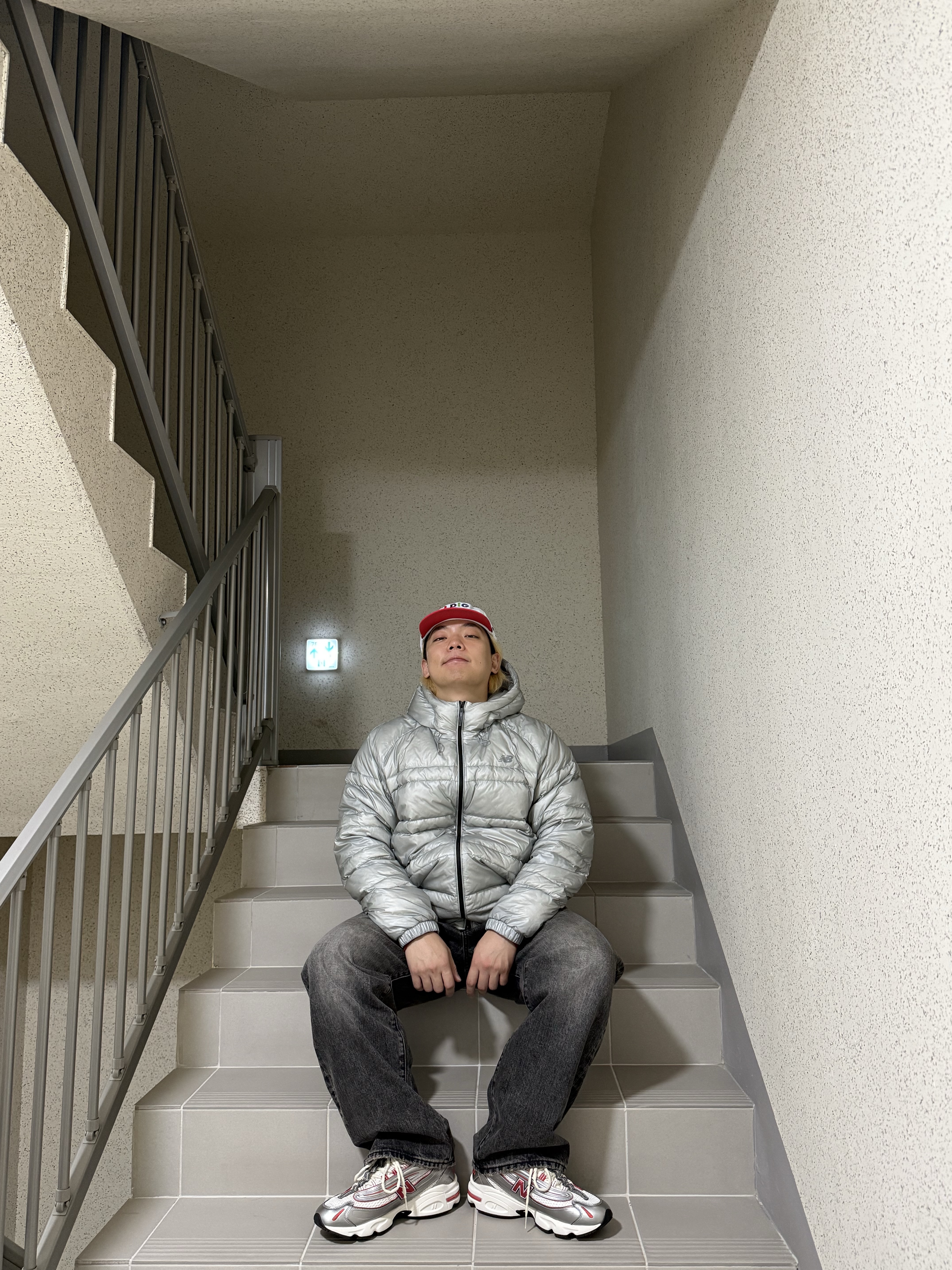 New Balance x Thisisneverthat M1000 Metallic Silver Red 착용 스타일 - 6