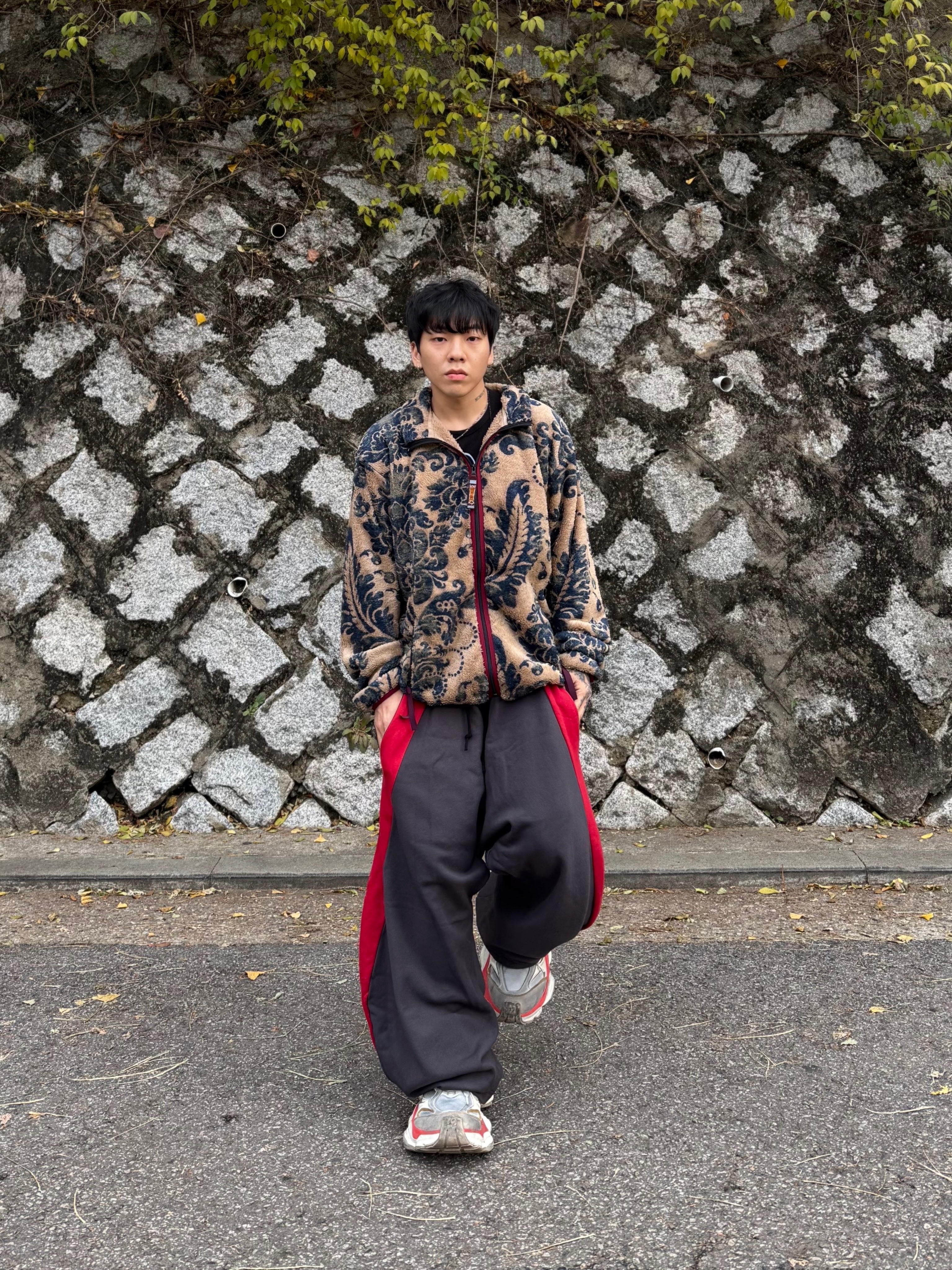 Kapital Damask Pattern Maria Fleece Zip Blouson Beige, Balenciaga Cargo Sneakers Beige Grey Red 착용 스타일 - 1