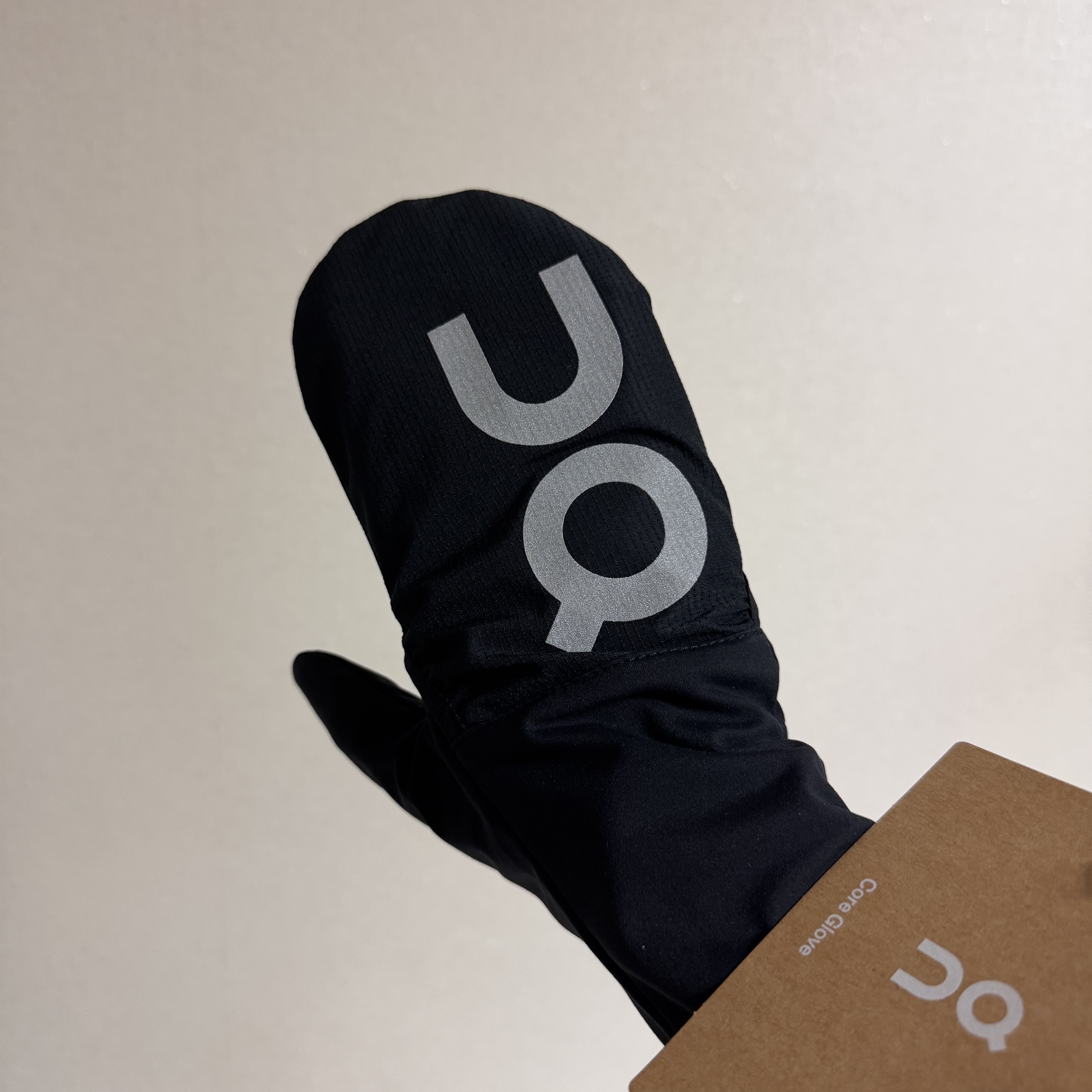 On Running Core Glove Black 착용 스타일