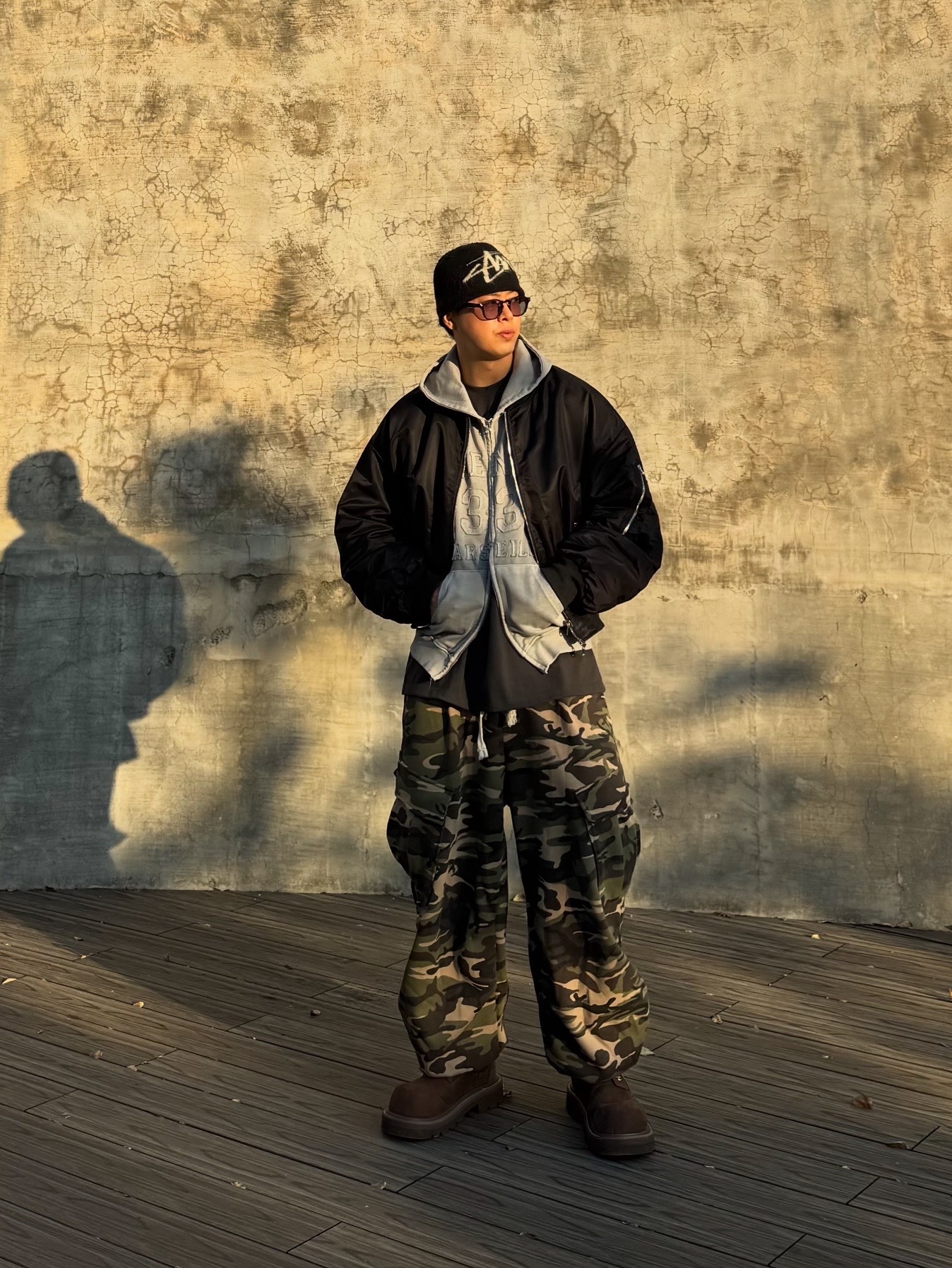 SOULESURES BOLD BELUGA Espresso Brown, Stussy Brushed Out Stock Skullcap Beanie Black 착용 스타일 - 1