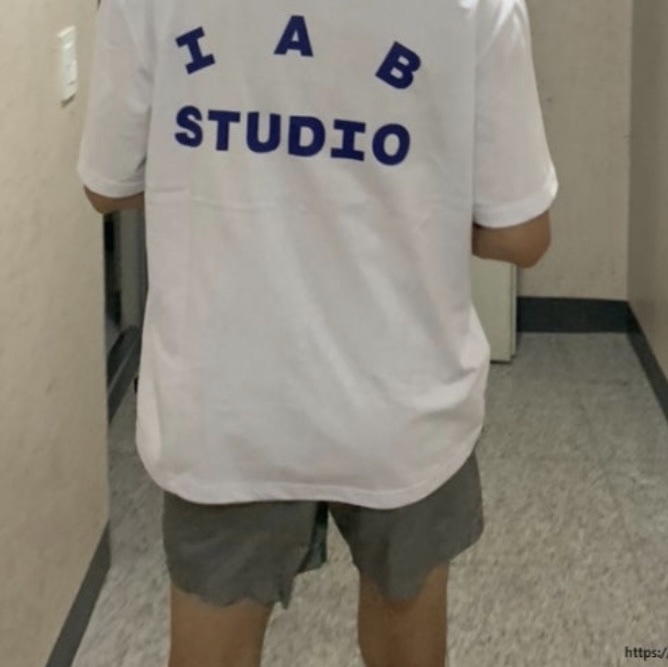 IAB Studio T-Shirt White Gray, IAB Studio Woven Shorts Gray - 23FW 착용 스타일