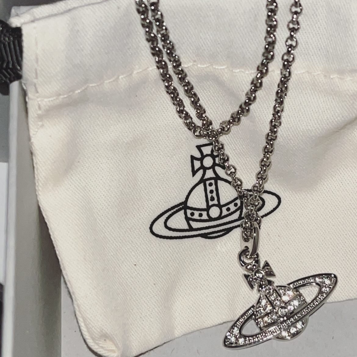 Vivienne Westwood Mini Bas Relief Pendant Silver 착용 스타일