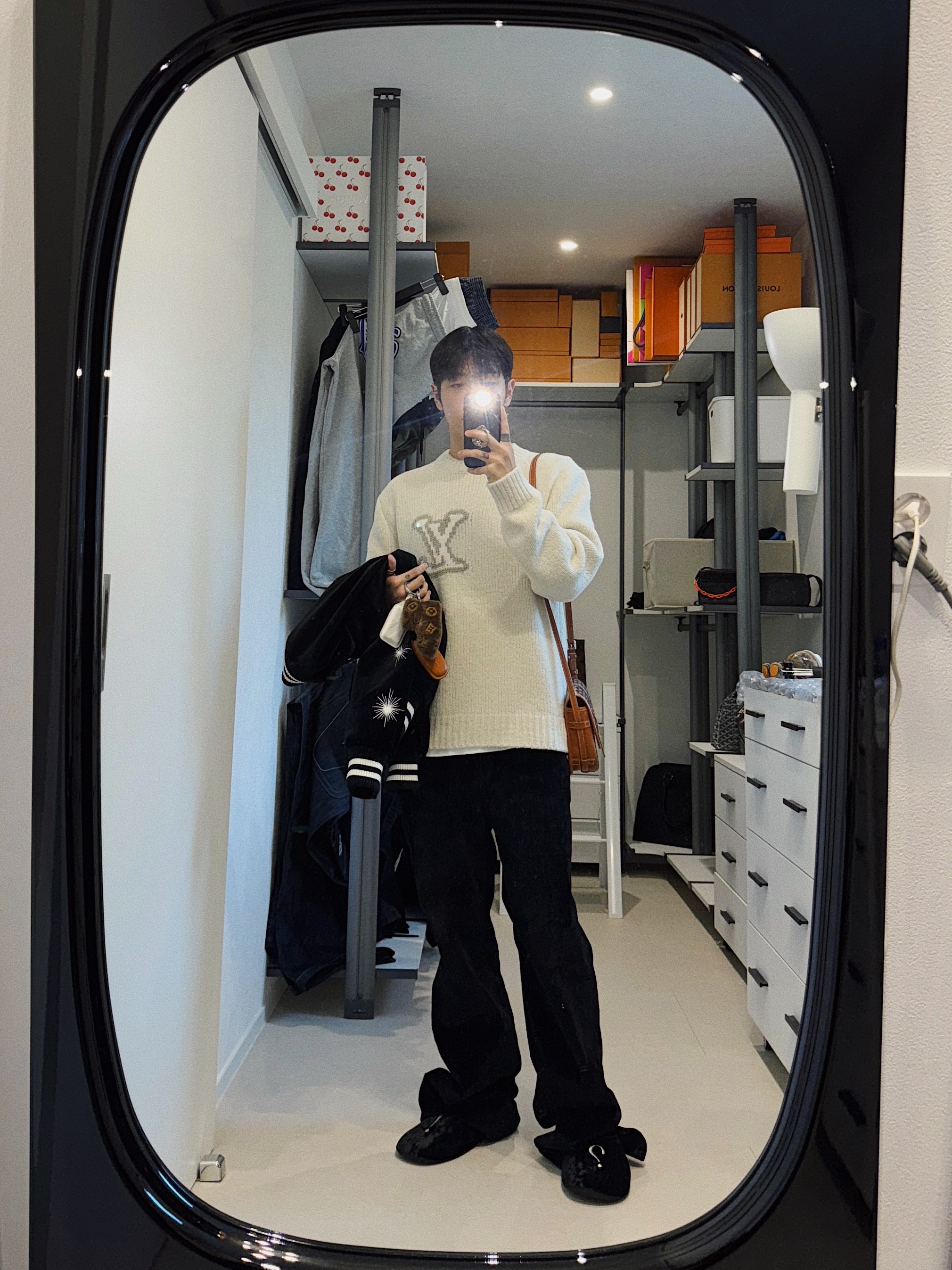 Louis Vuitton LV Intarsia Crewneck Knit Milky White, STU  Embroidery Velvet Denim Pants Black 착용 스타일 - 1