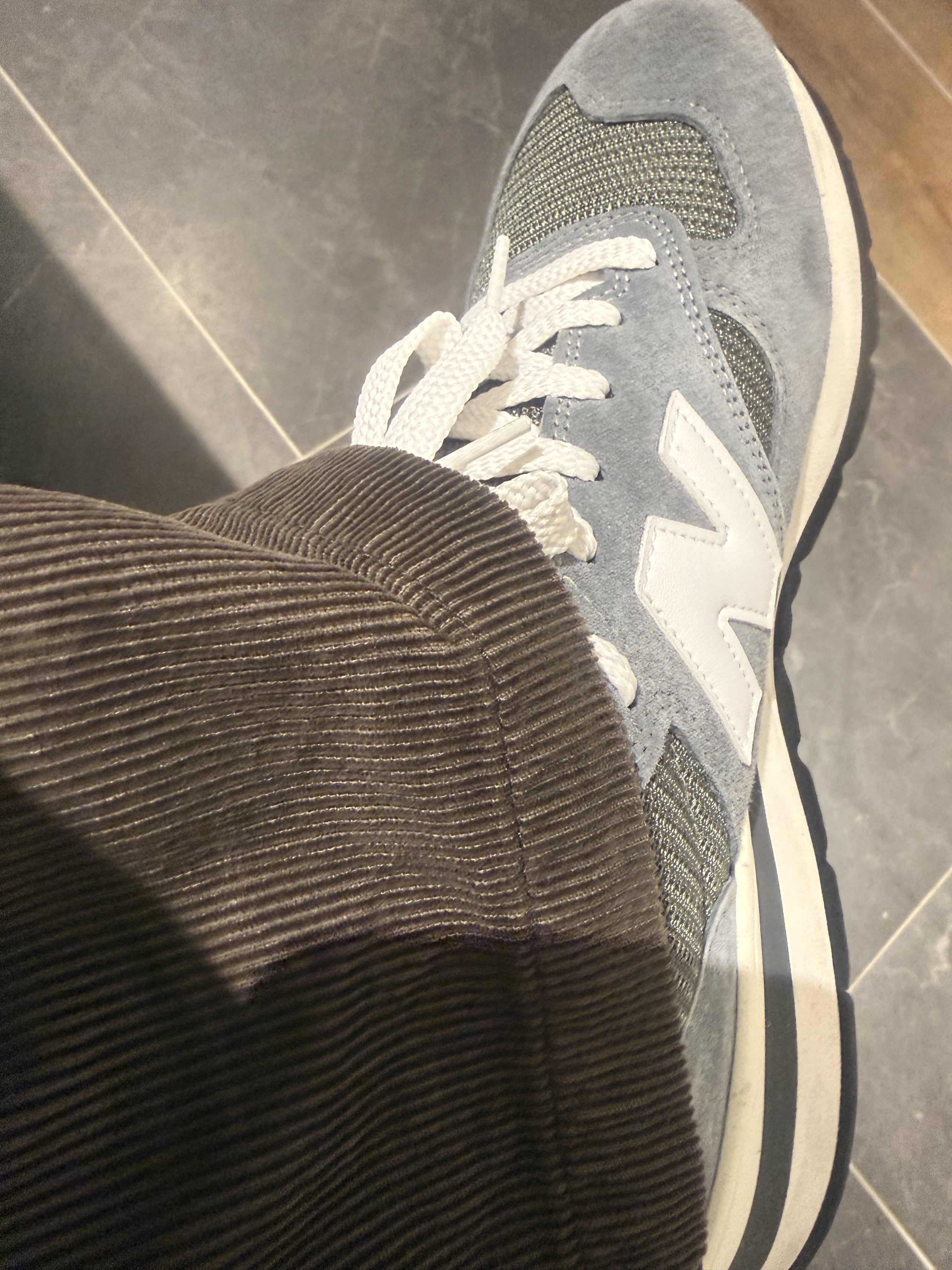 New Balance 990v1 Made in USA Grey White 착용 스타일 - 2