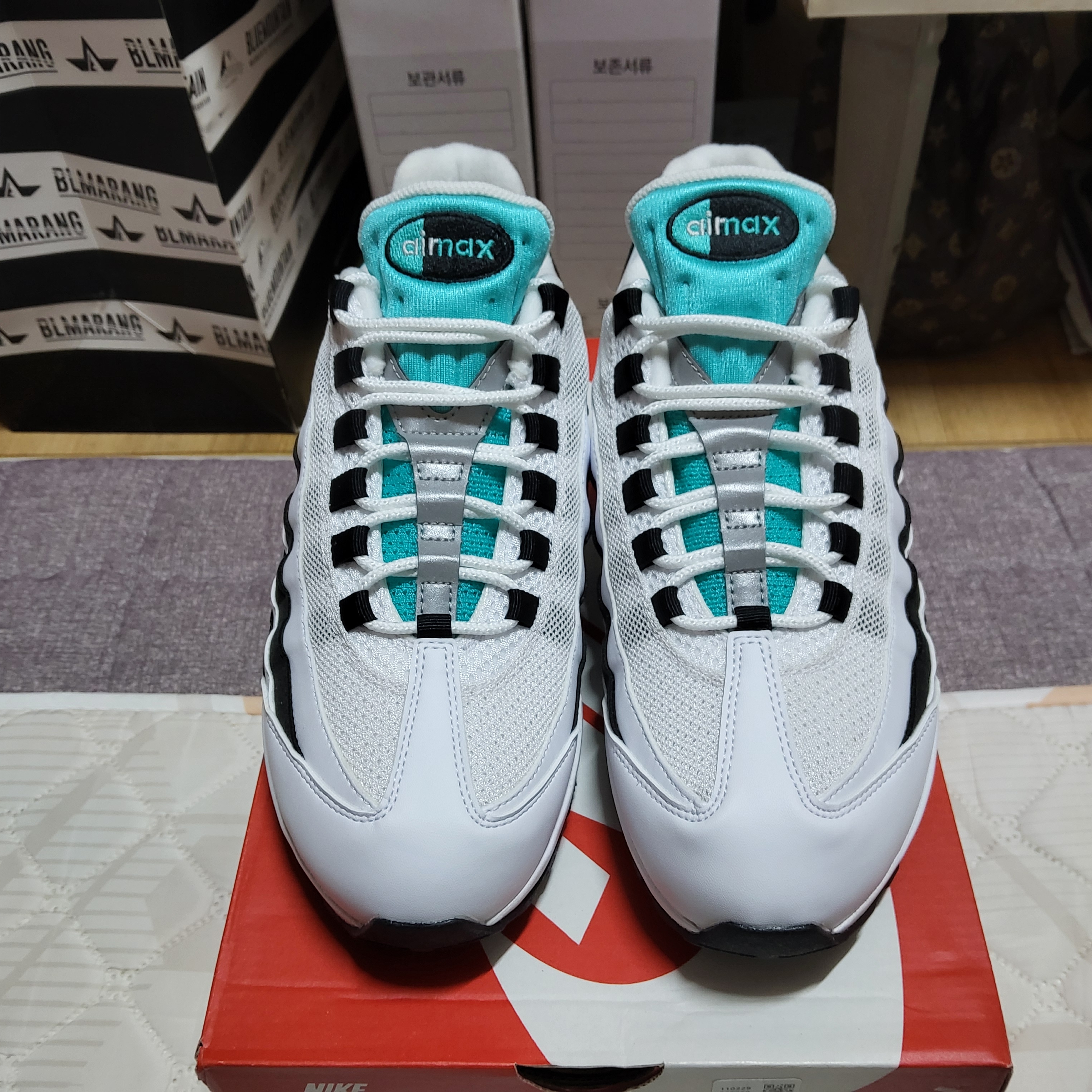Nike Air Max 95 OG White and Black 착용 스타일 - 2