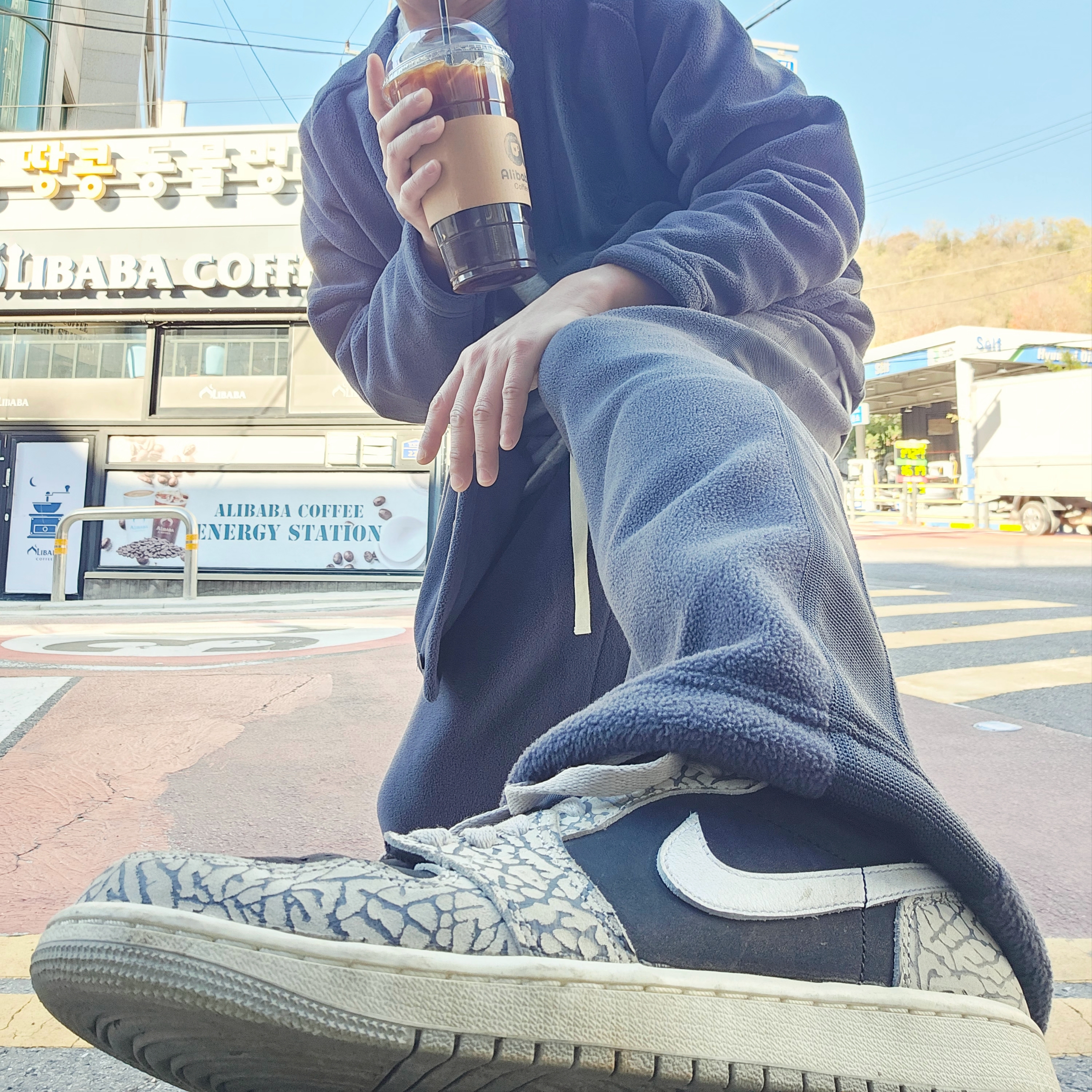 Uniqlo x Needles Fleece Oversized Cardigan Dark Gray - KR, Uniqlo x Needles Fleece Wide Pants Dark Gray - KR 착용 스타일 - 4