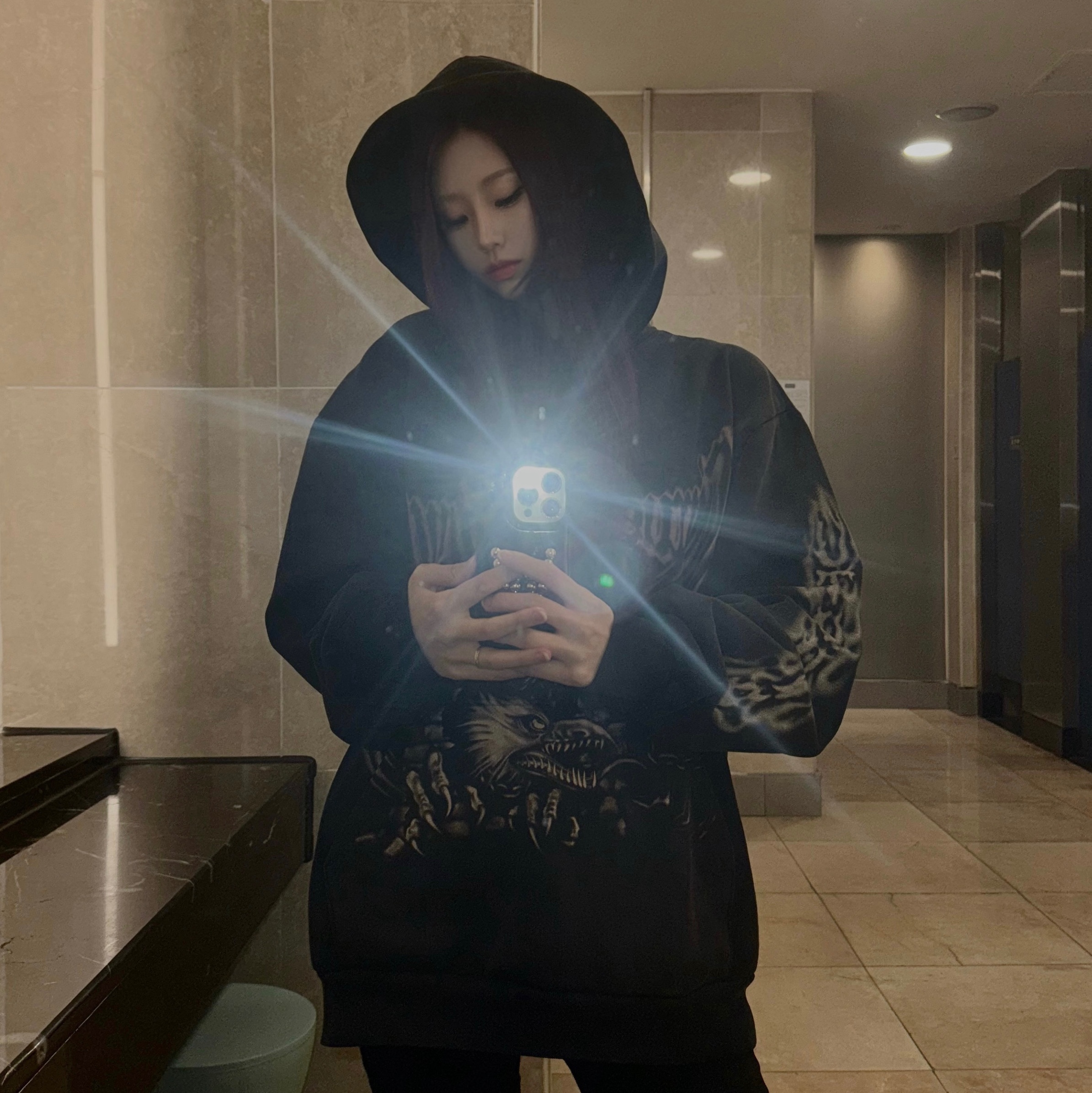 Travis Scott Circus Maximus Stadium Tour 25 Spray Hoodie Black 착용 스타일 - 1