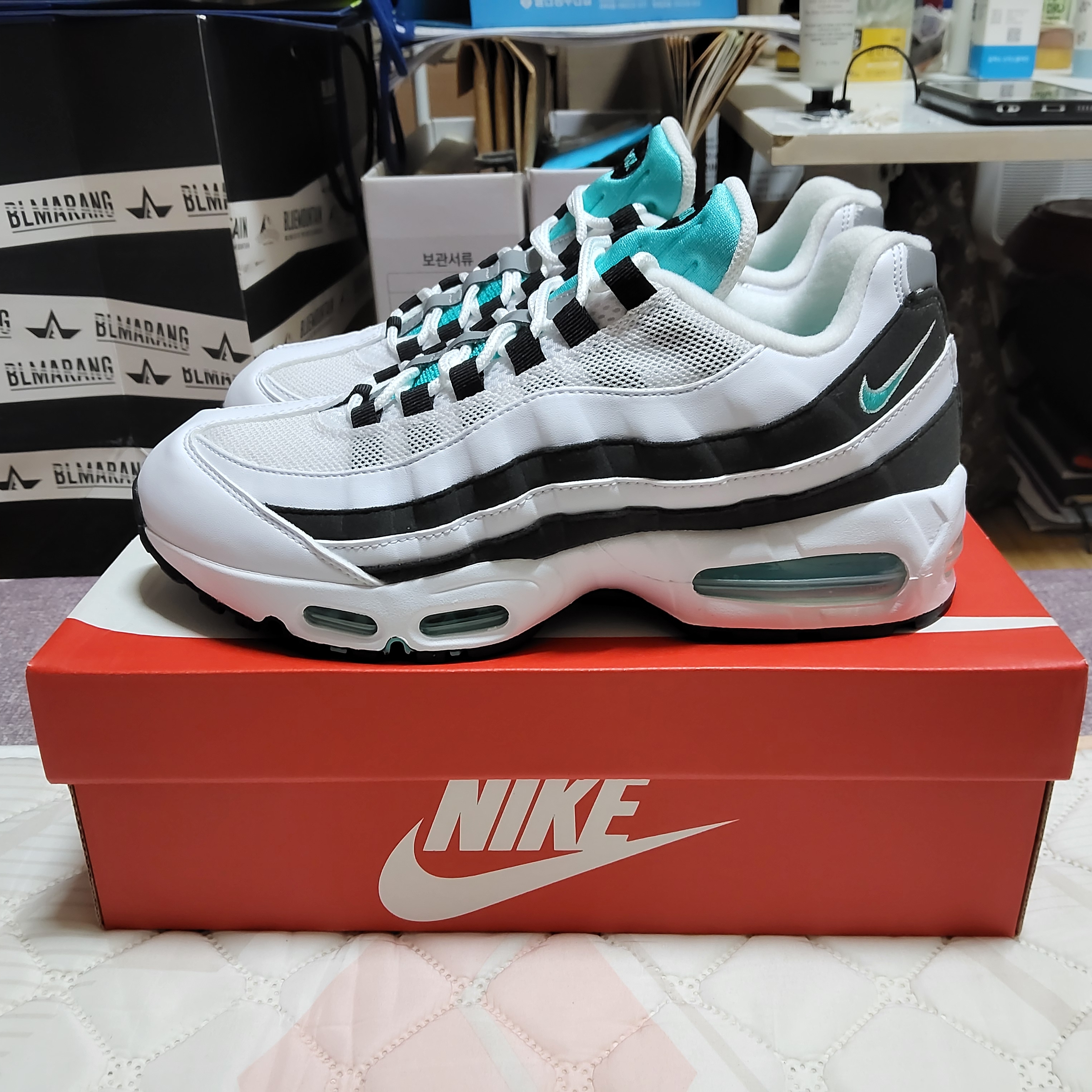 Nike Air Max 95 OG White and Black 착용 스타일 - 1