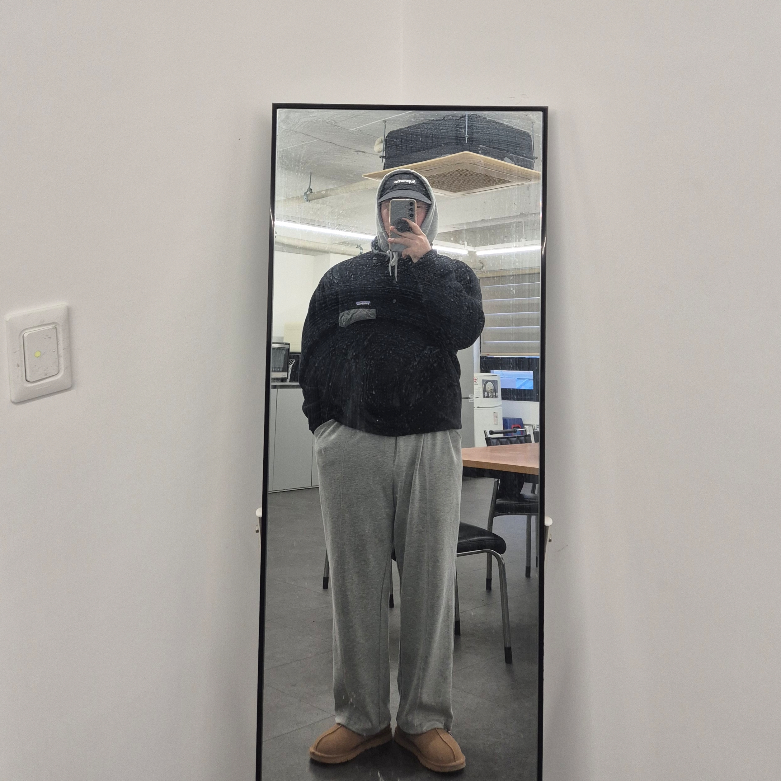 Patagonia Synchilla Snap-T Fleece Pullover Black Forge Grey, Supreme Gore-Tex Camp Cap Black - 22FW 착용 스타일
