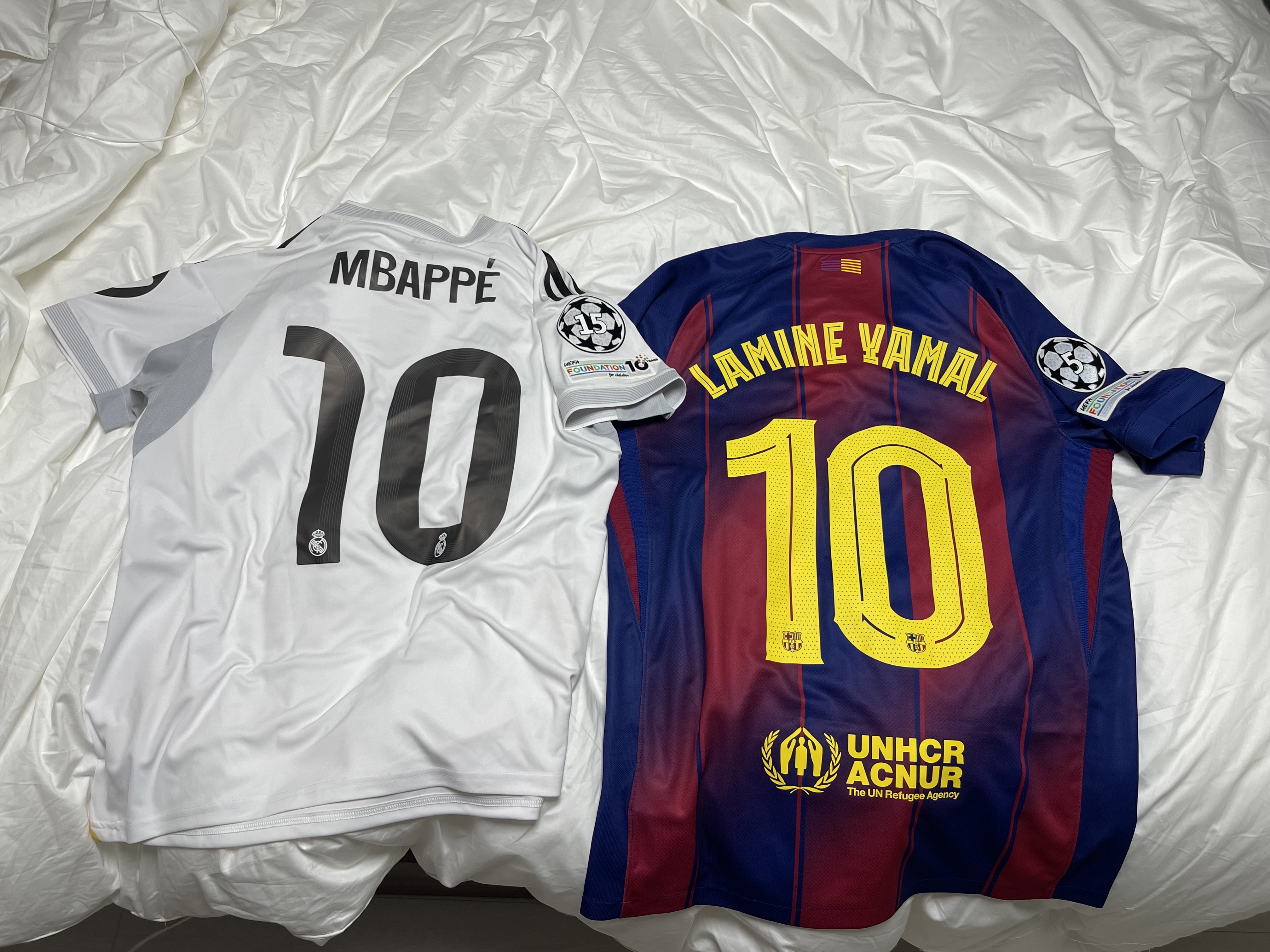 Nike FC Barcelona 2025/26 Stadium Home Dri-Fit Football Replica Jersey Deep Royal Blue Noble Red (Non Marking Ver.), Adidas Real Madrid 2025/26 Home Jersey White - KR Sizing (Non Marking Ver.) 착용 스타일 - 2