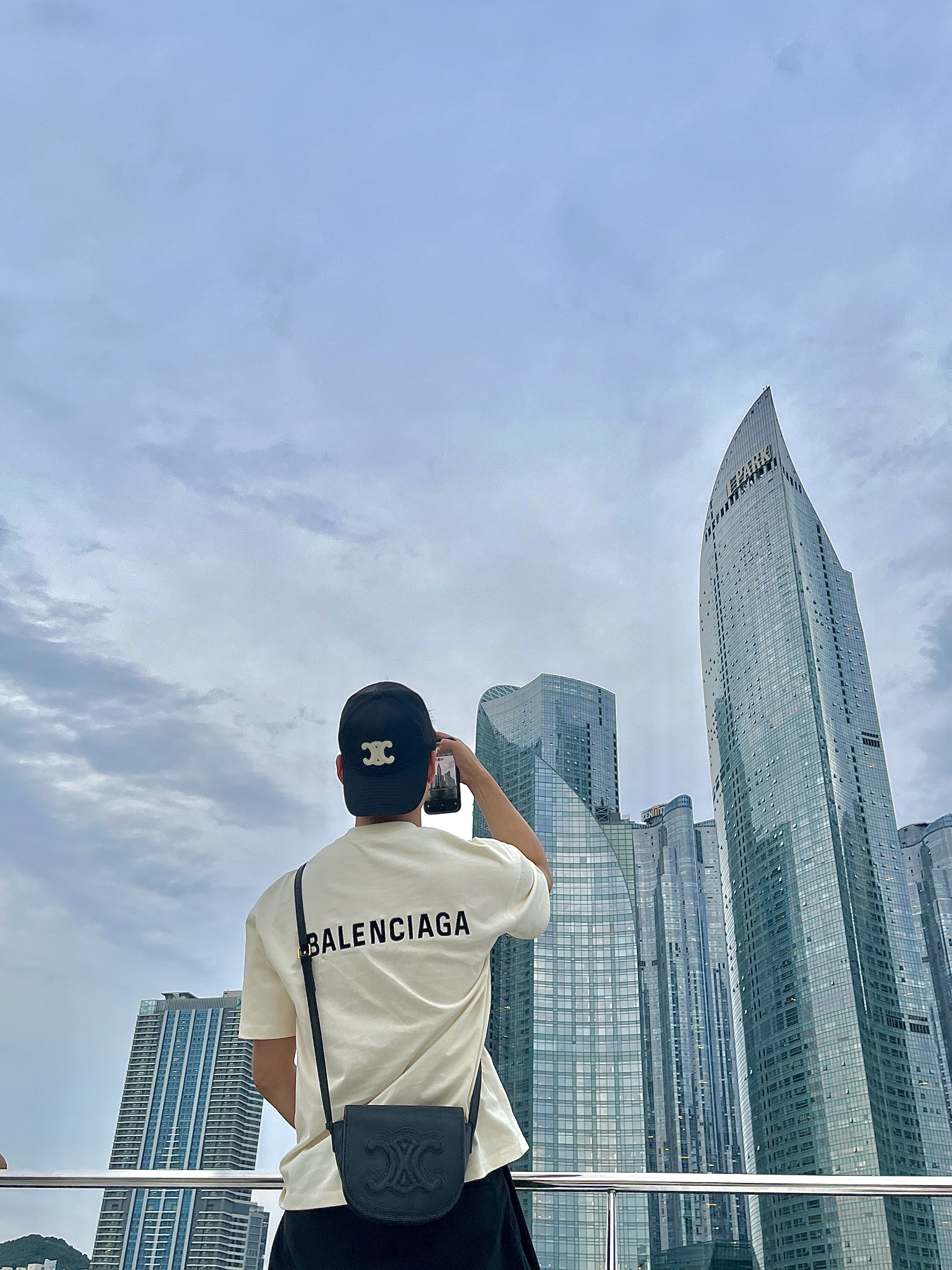 Balenciaga Back T-Shirt Medium Fit Cream, (W) Celine Triomphe Baseball Cap in Cotton Black 착용 스타일
