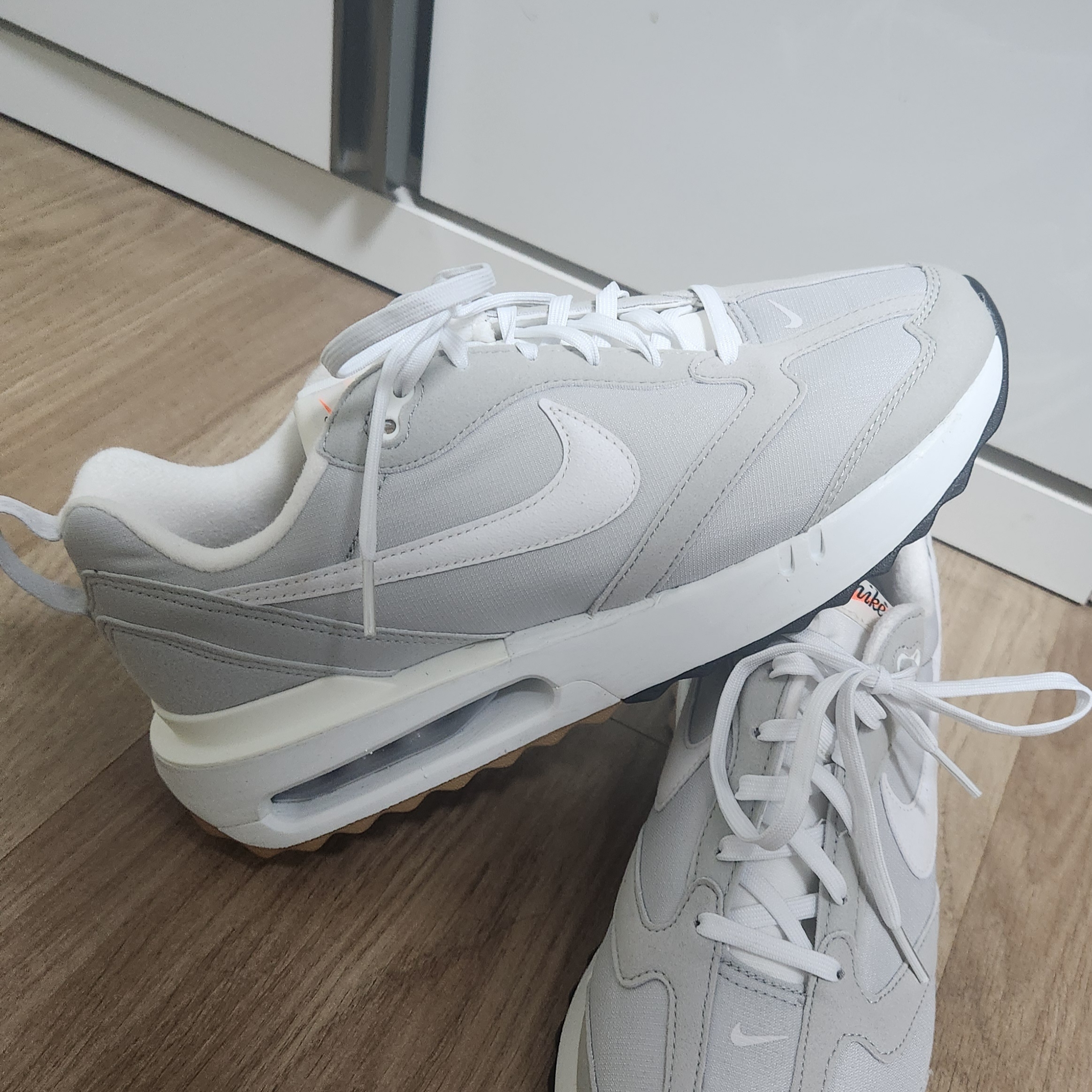 Nike Air Max Dawn Grey Fog 착용 스타일 - 1