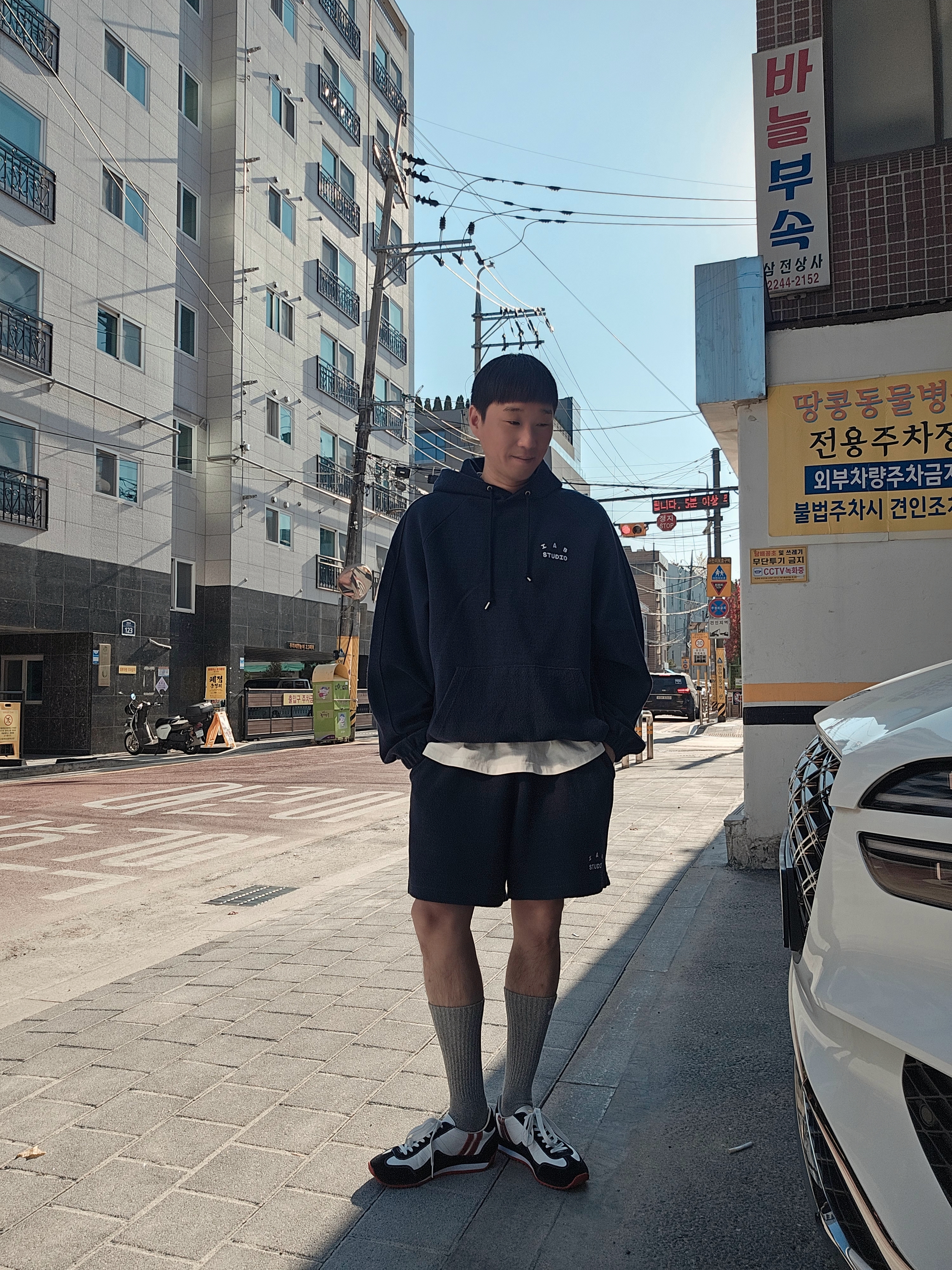 IAB Studio Herringbone Hoodie Navy White, IAB Studio Herringbone Shorts Navy White 착용 스타일 - 1